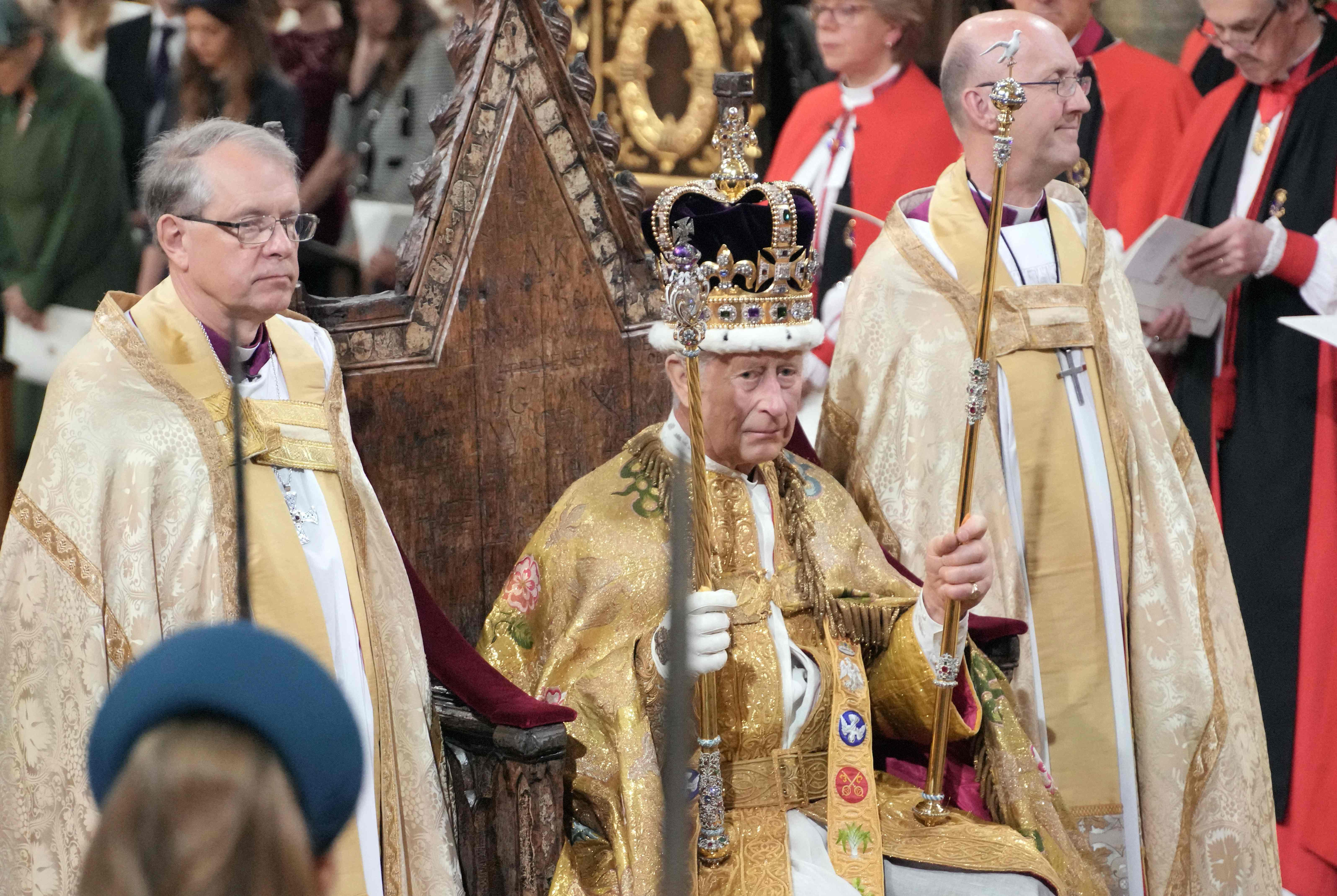 Rei Charles III é coroado em cerimônia apática e sem juramento do