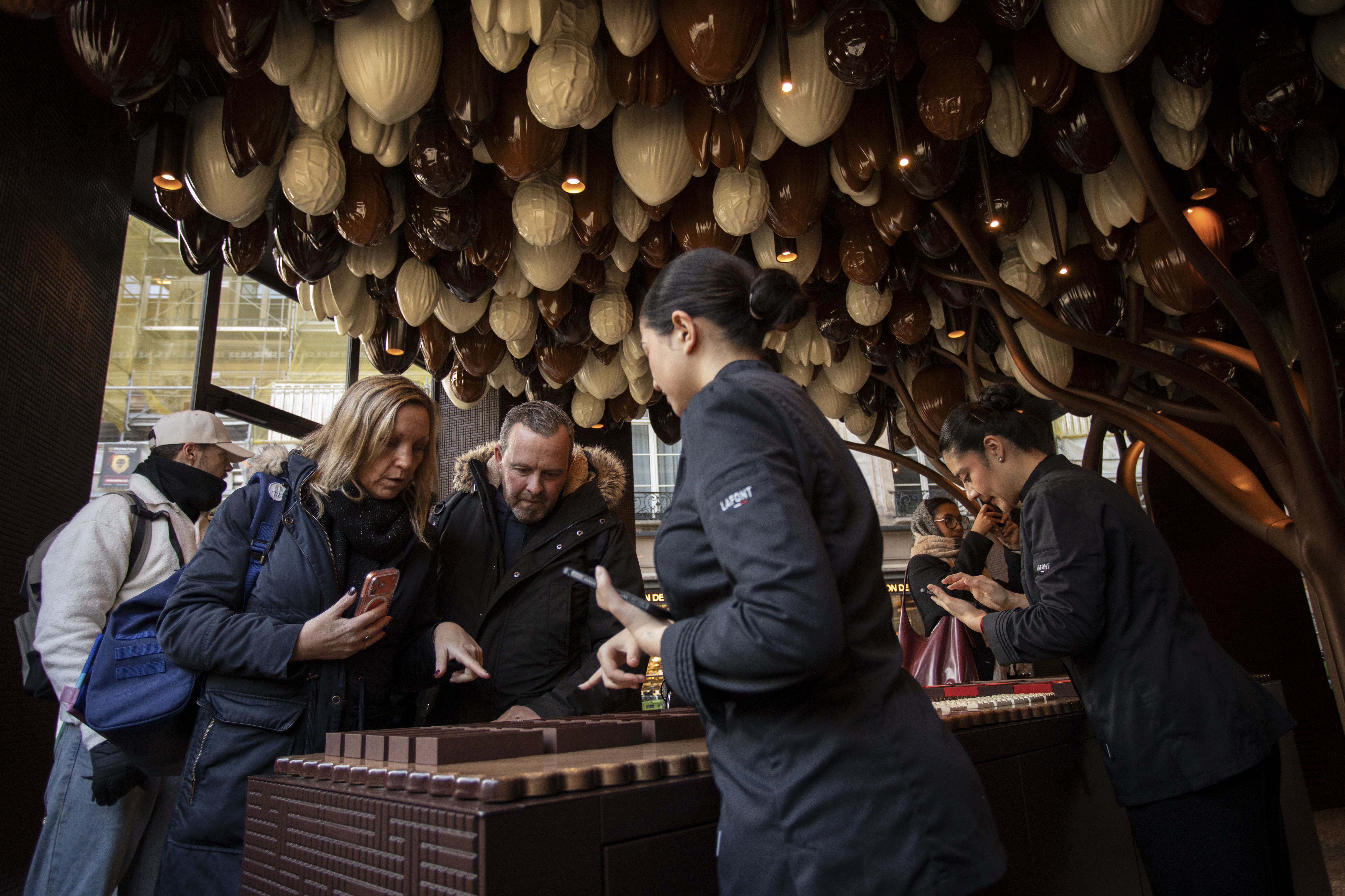 Paris vive uma onda de novas boutiques de chocolate. E tem marca