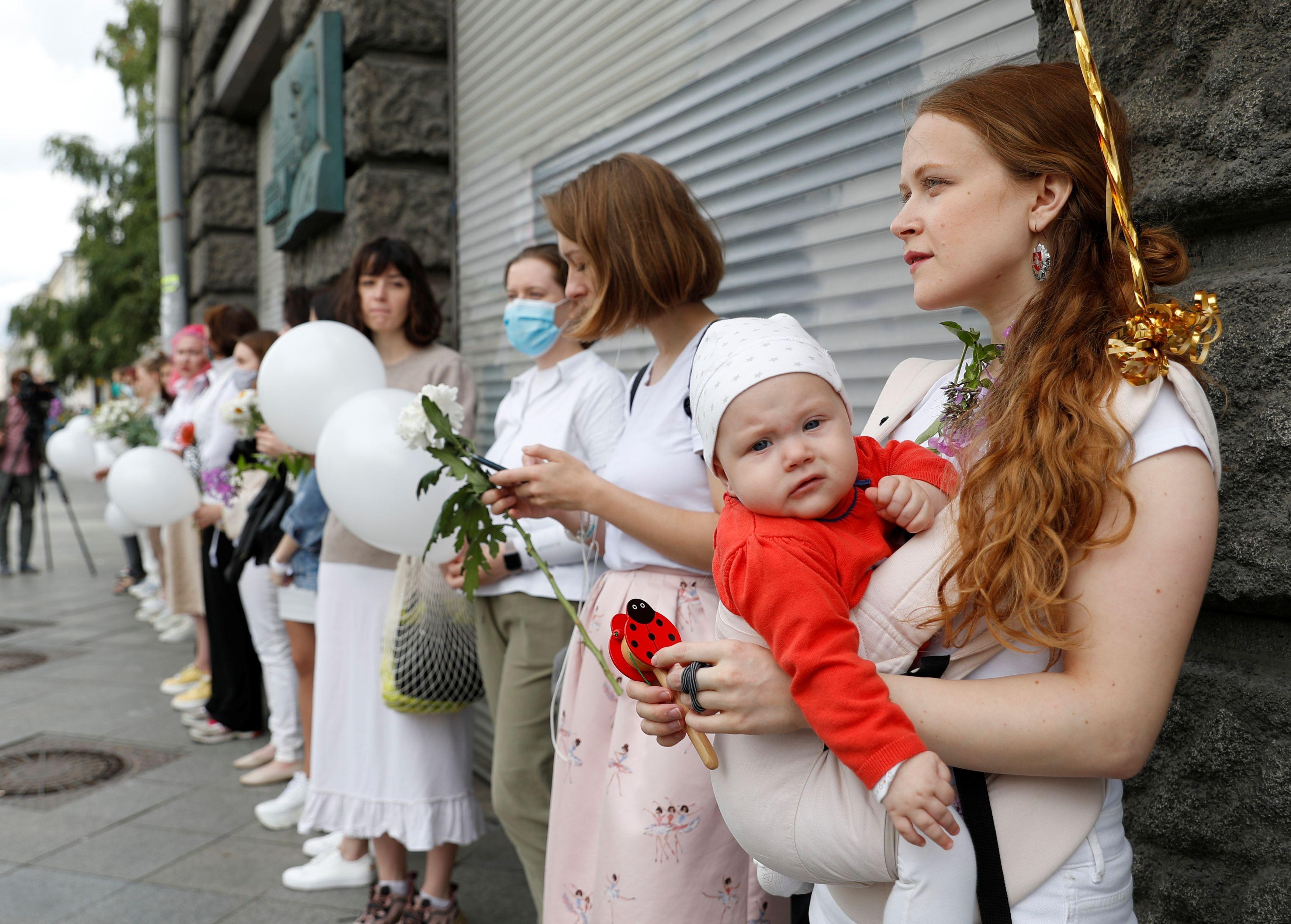 Russa com seu bebê em uma manifestação em Moscou; sociedade está cada vez menor e mais envelhecida