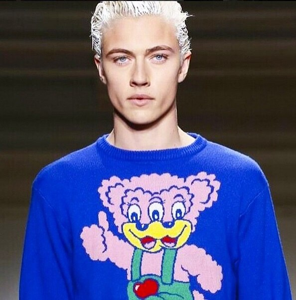 Conheça Lucky Blue, modelo que faz sucesso nas passarelas e no