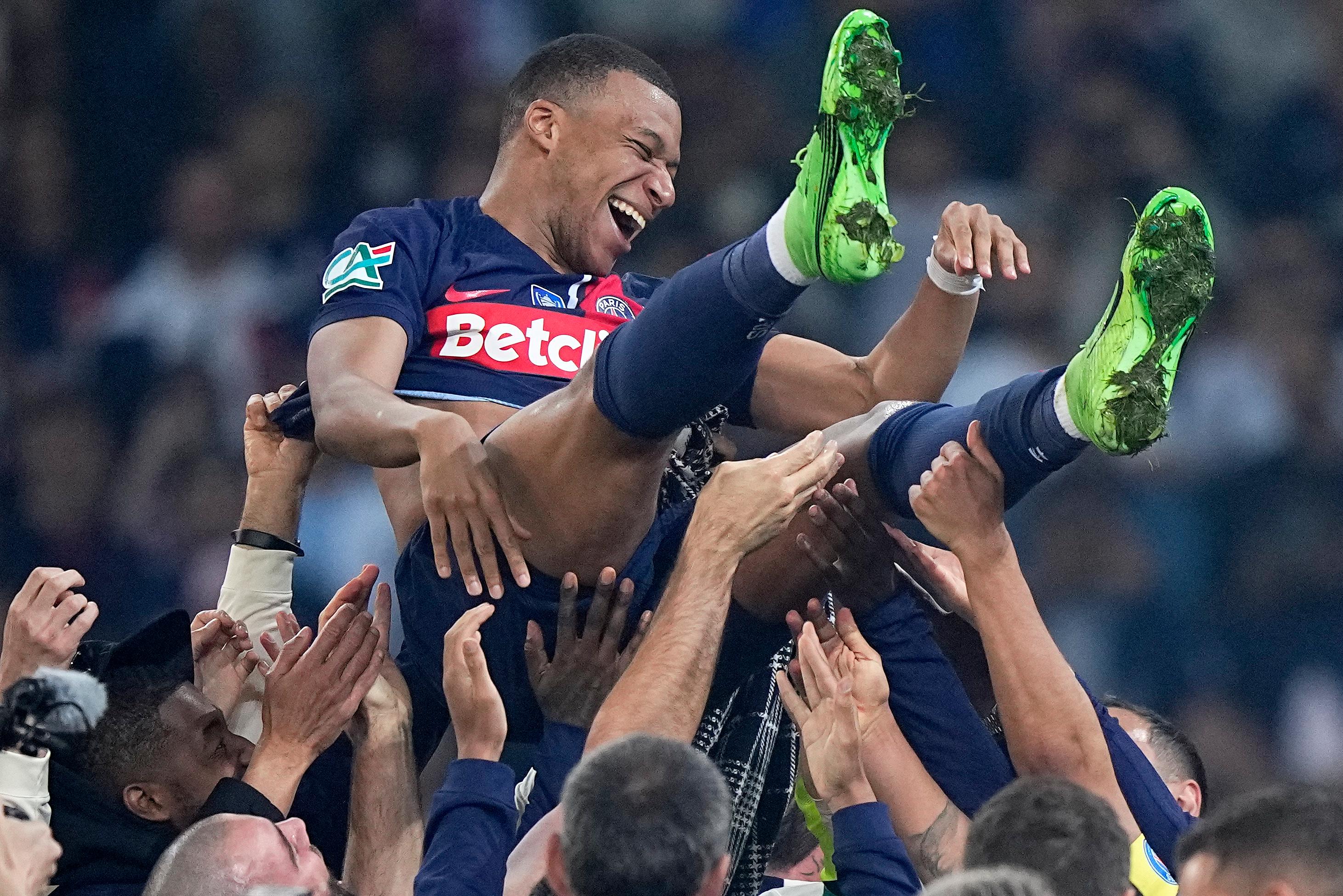 Kylian Mbappé, durante sua última partida pelo PSG, contra o Lyon, na final da Copa da França, ao conquistar mais um título para o clube parisiense (Foto: Michel Euler/AP)