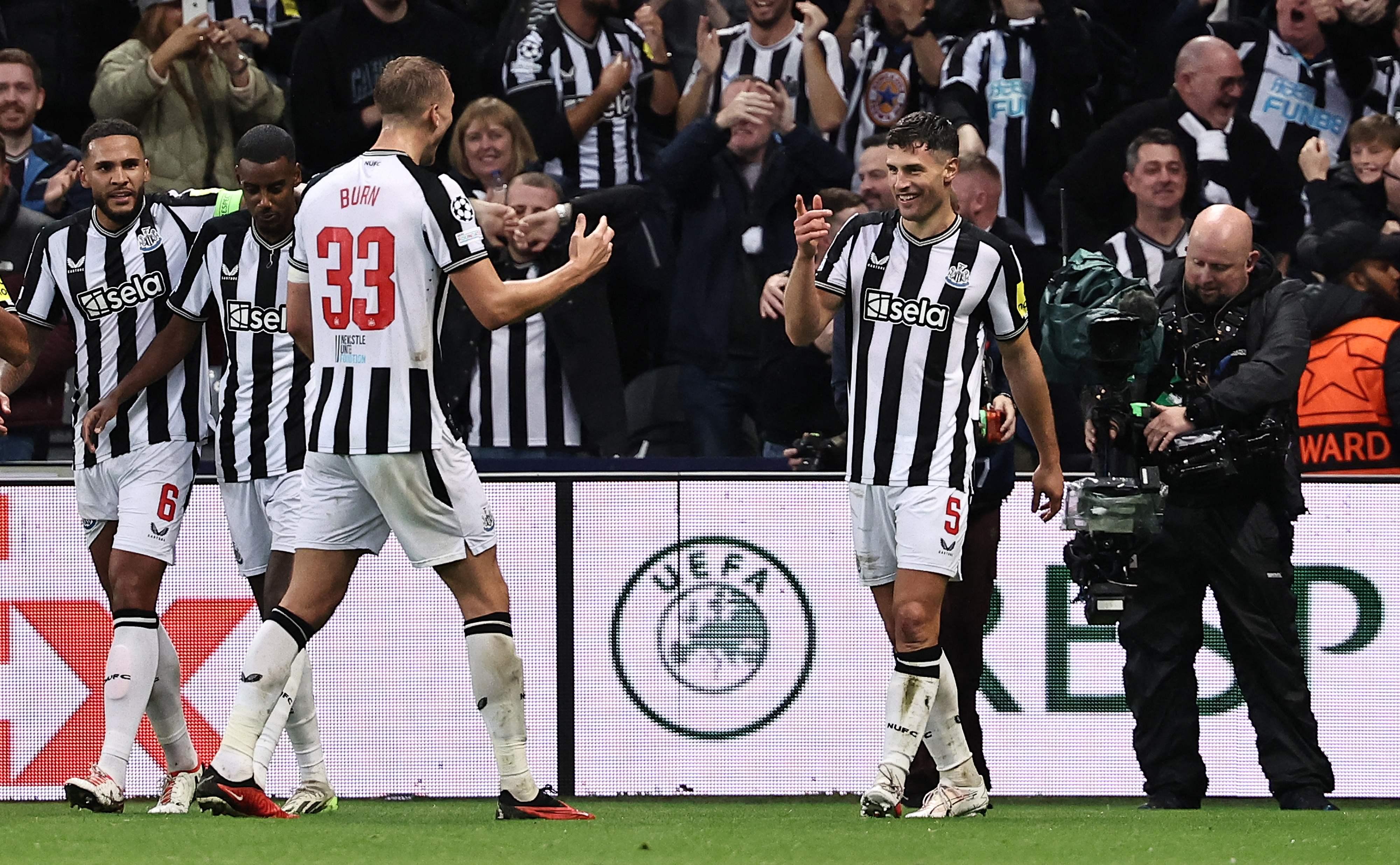 Newcastle goleia PSG e vira líder do Grupo F na Champions; Borussia e Milan  ficam no empate - Folha PE