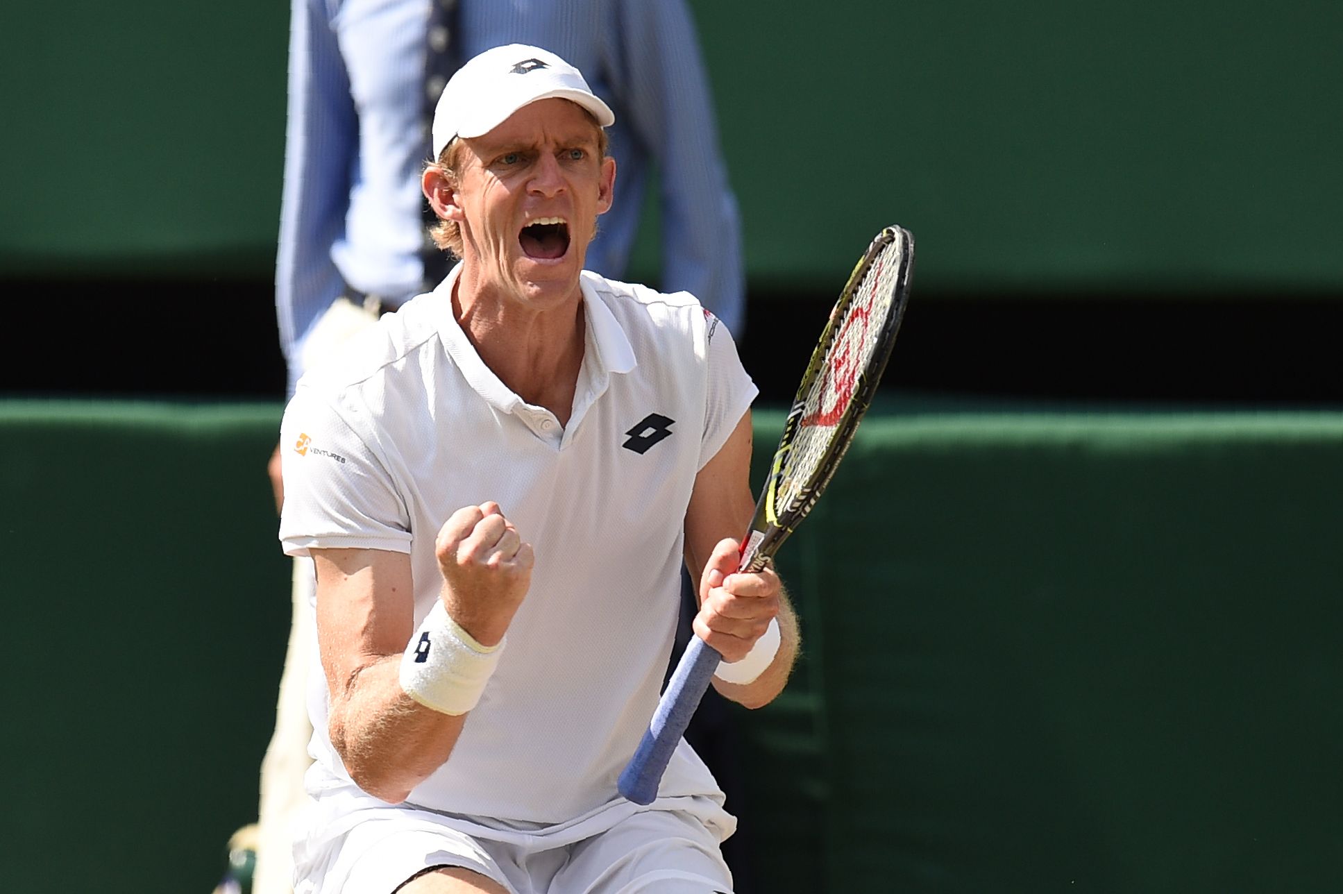 Após 11h05min, John Isner triunfa no jogo mais longo da história