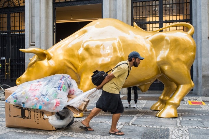 Até o Touro de Ouro foi embora! Será que é hora de deixar a bolsa e voltar  só depois das eleições? - Seu Dinheiro