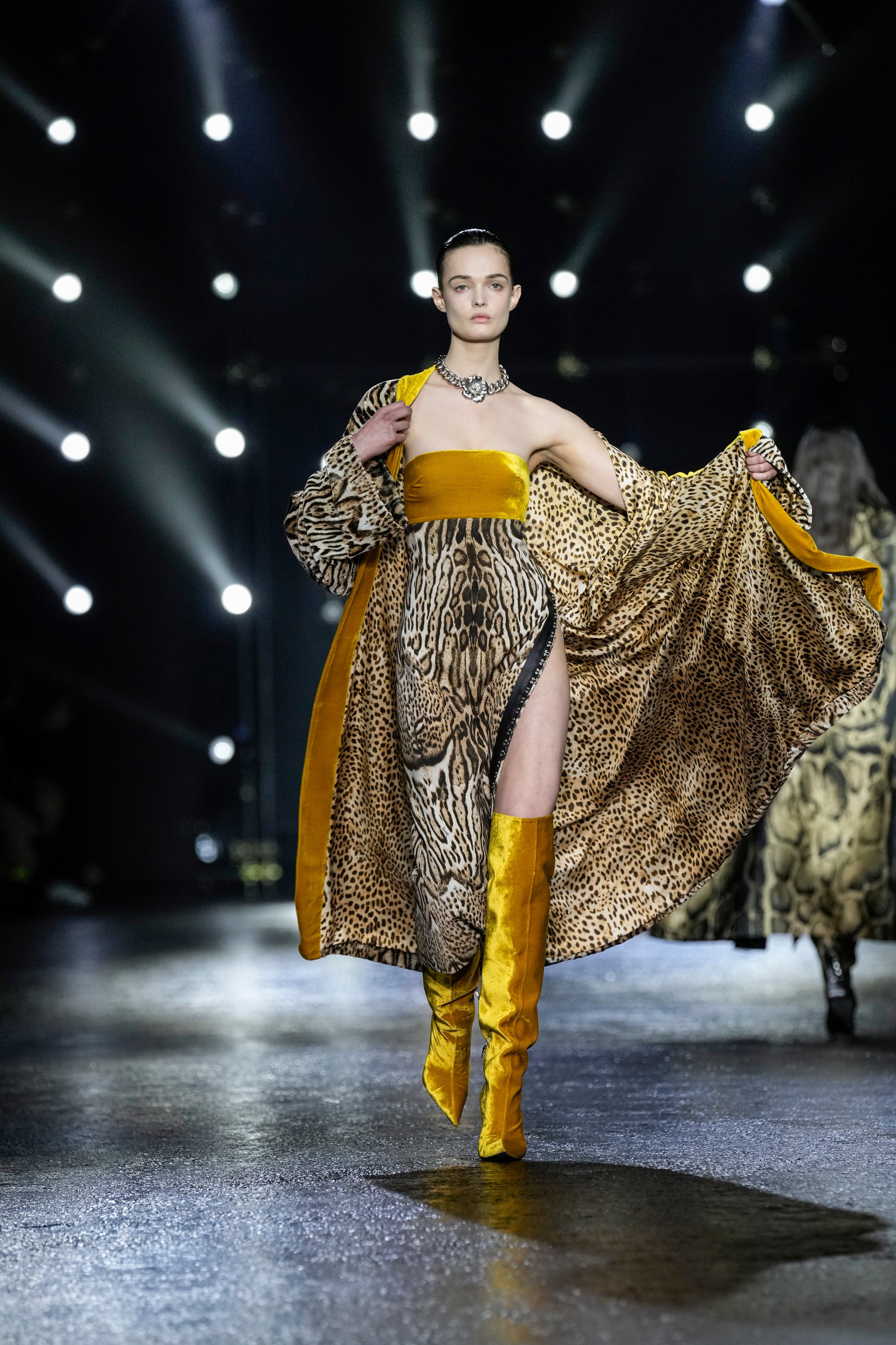 Semana de Moda de Milão começa com Bella Hadid em desfile da Fendi