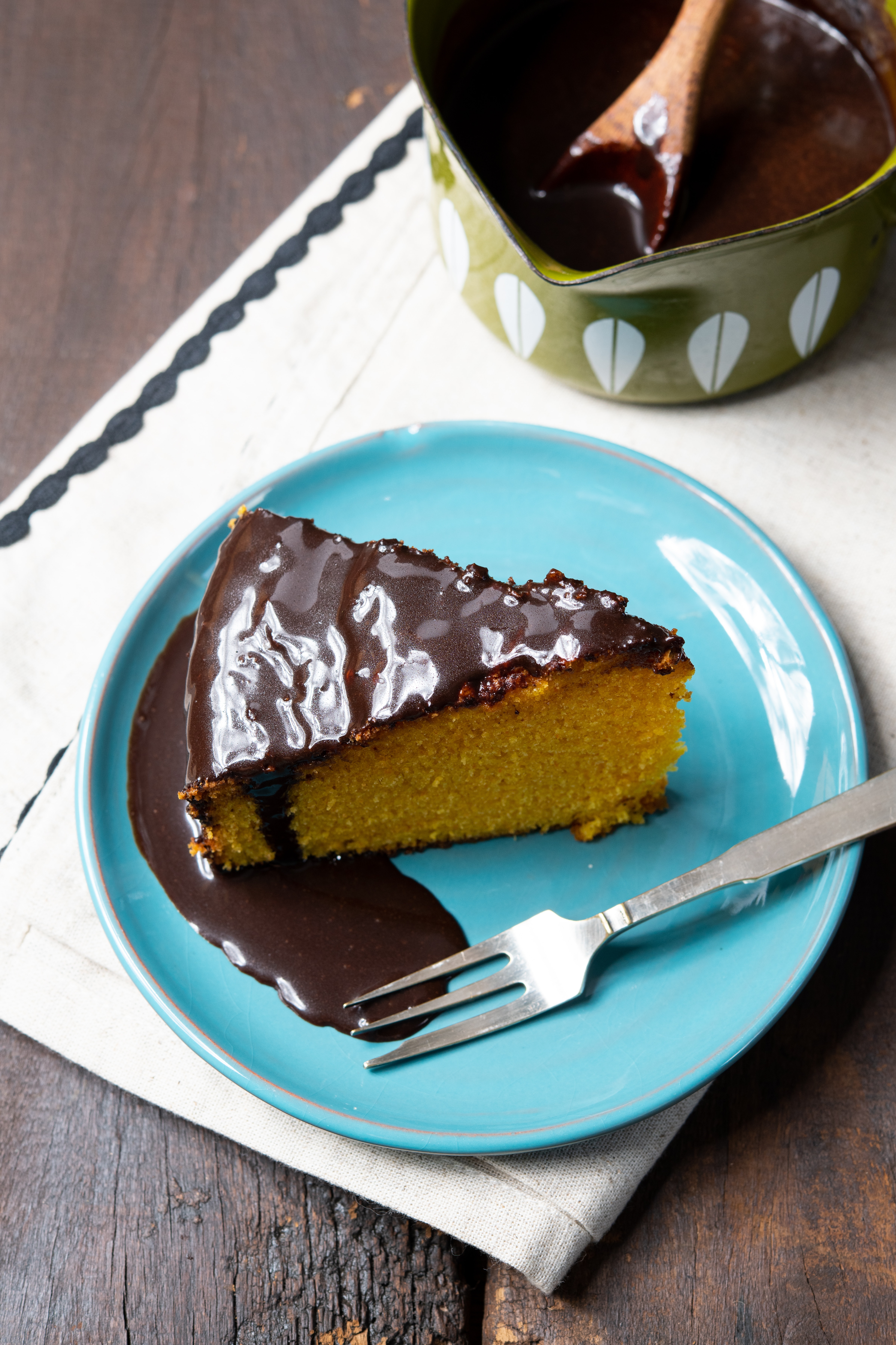 Bolo de cenoura com calda de chocolate - Estadão