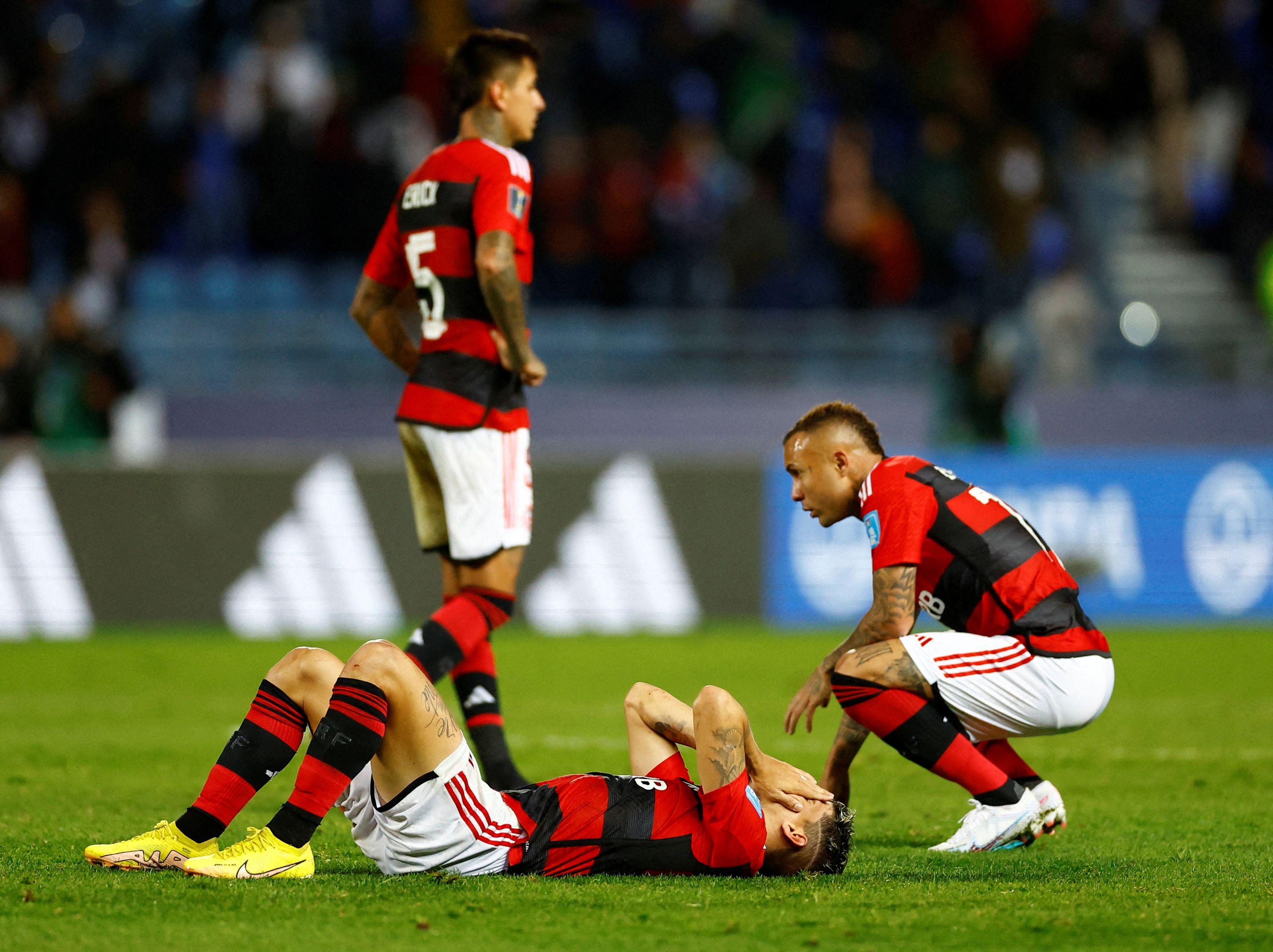 Jogadores do Flamengo parecem não acreditar na derrota do time para o Al-Hilal na semifinal do Mundial de Clubes