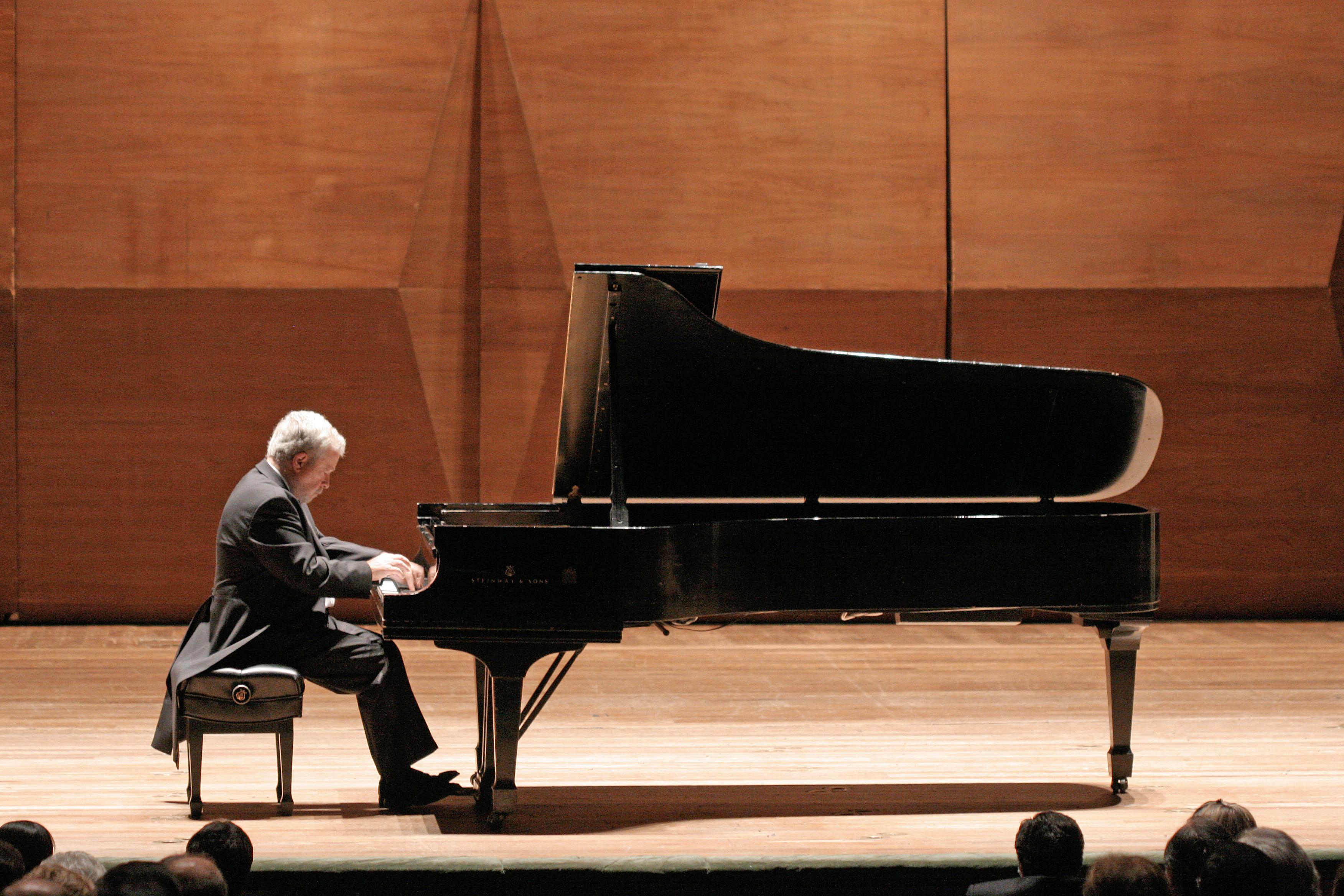 Pianista 'misterioso' que viralizou após tocar em shopping é