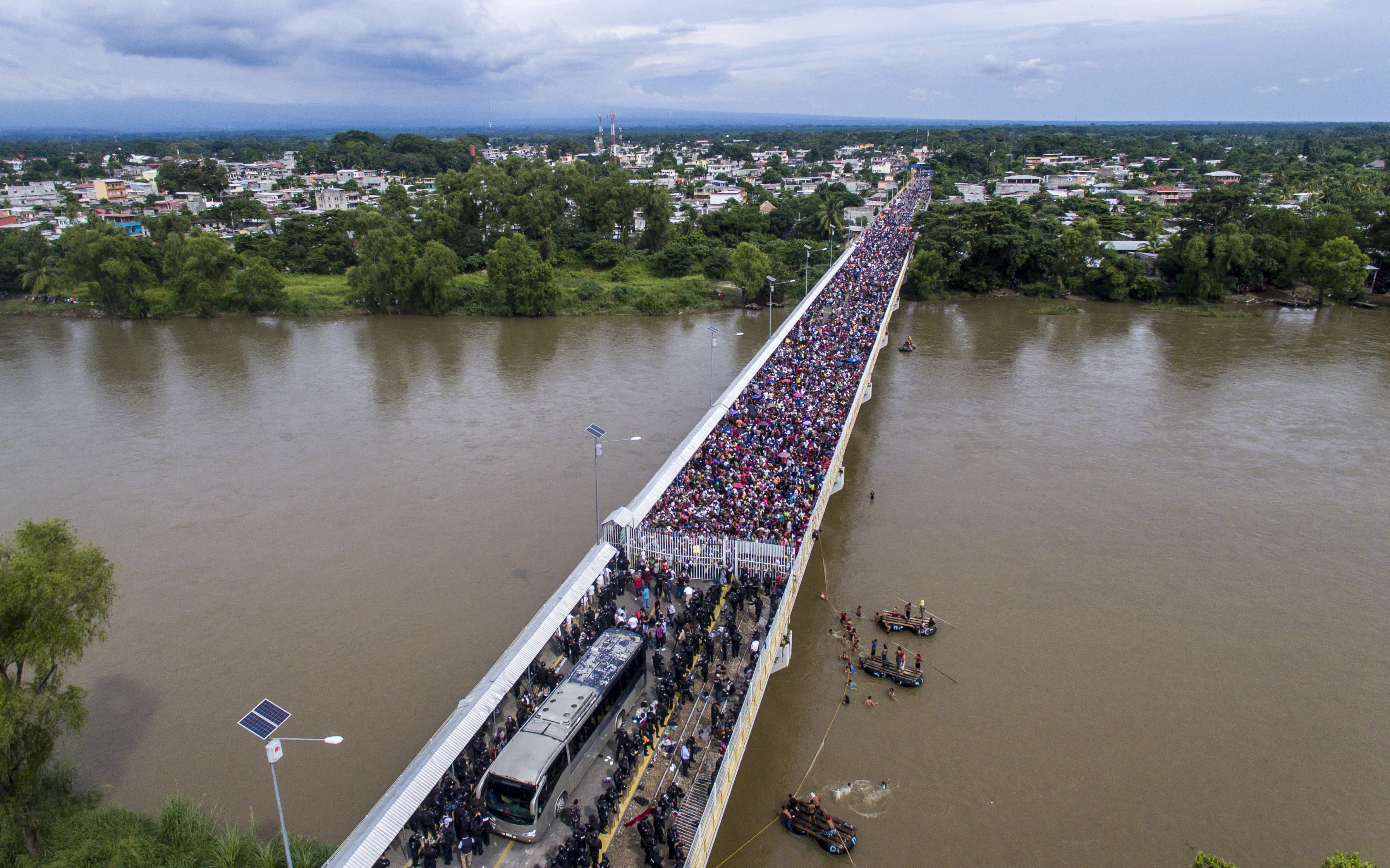 Caravana de imigrantes da Am rica Central rumo aos EUA entra no