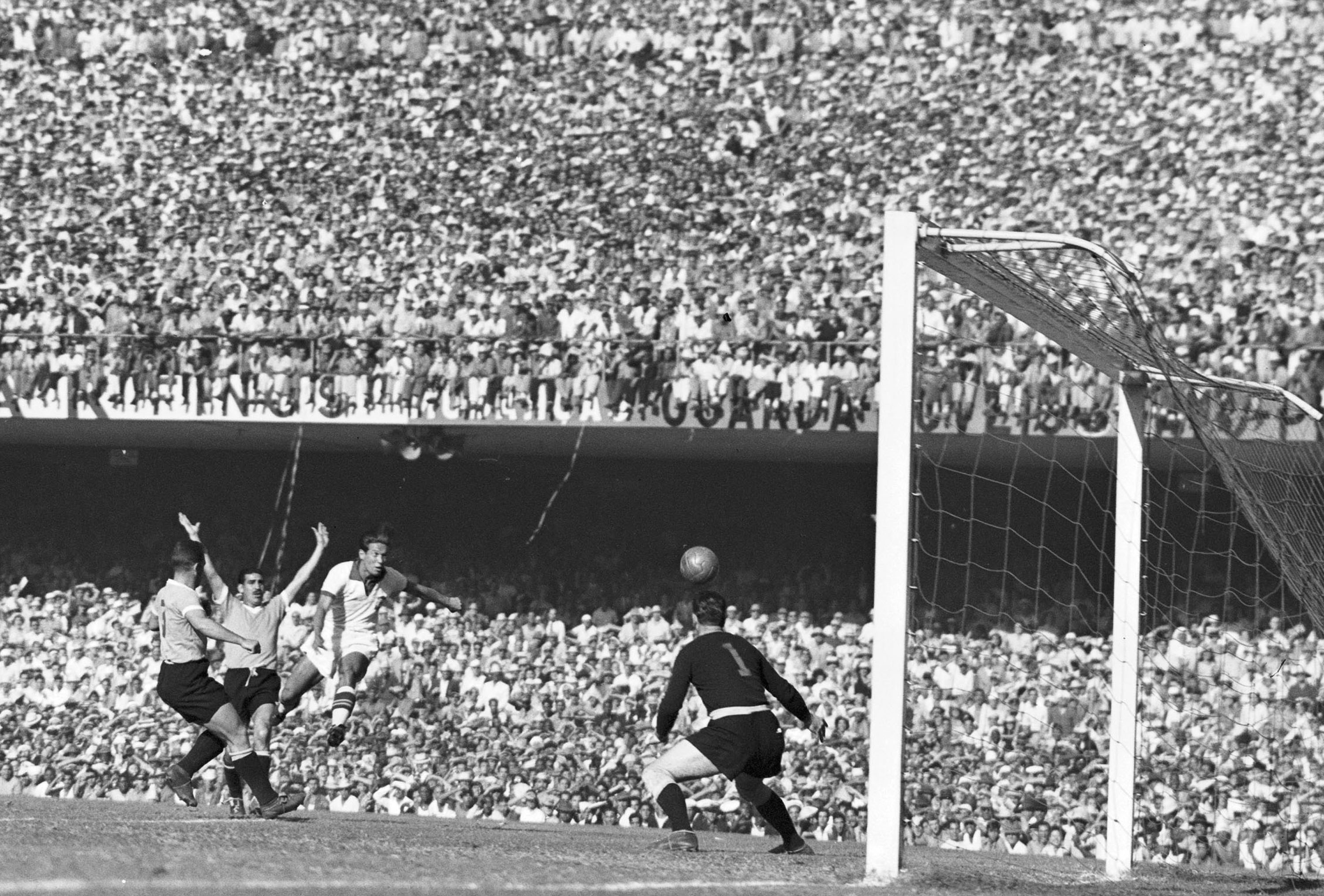 Brasil é derrotado pelo Uruguai no 'Maracanazo' em 1950 - Estadão