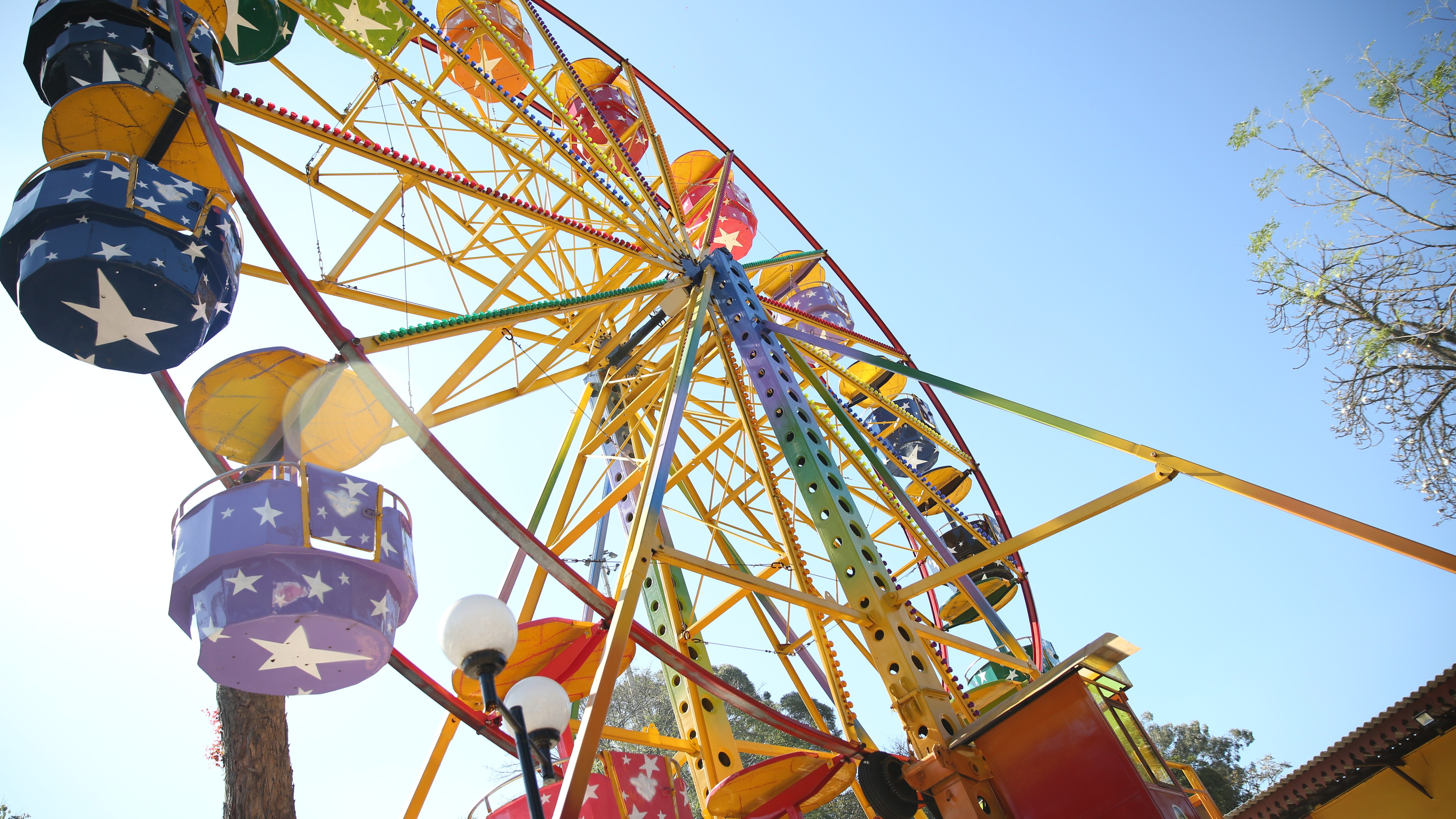 Atração Para Jovens E Idosos Em Forma De Carrossel No Parque De