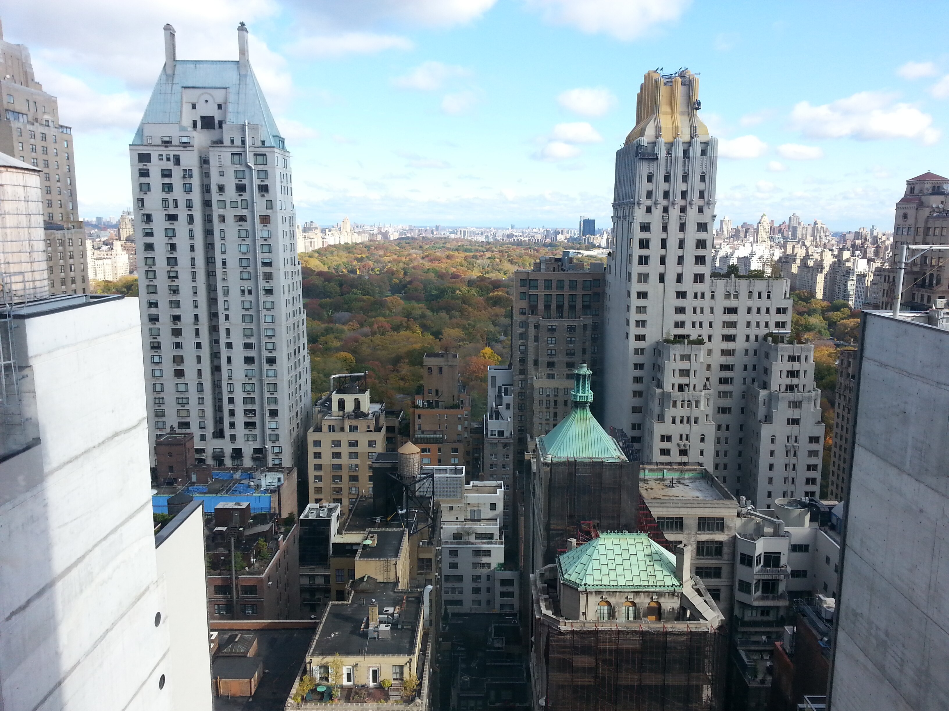 Rato inflável gigante é instalado em rua de Nova York