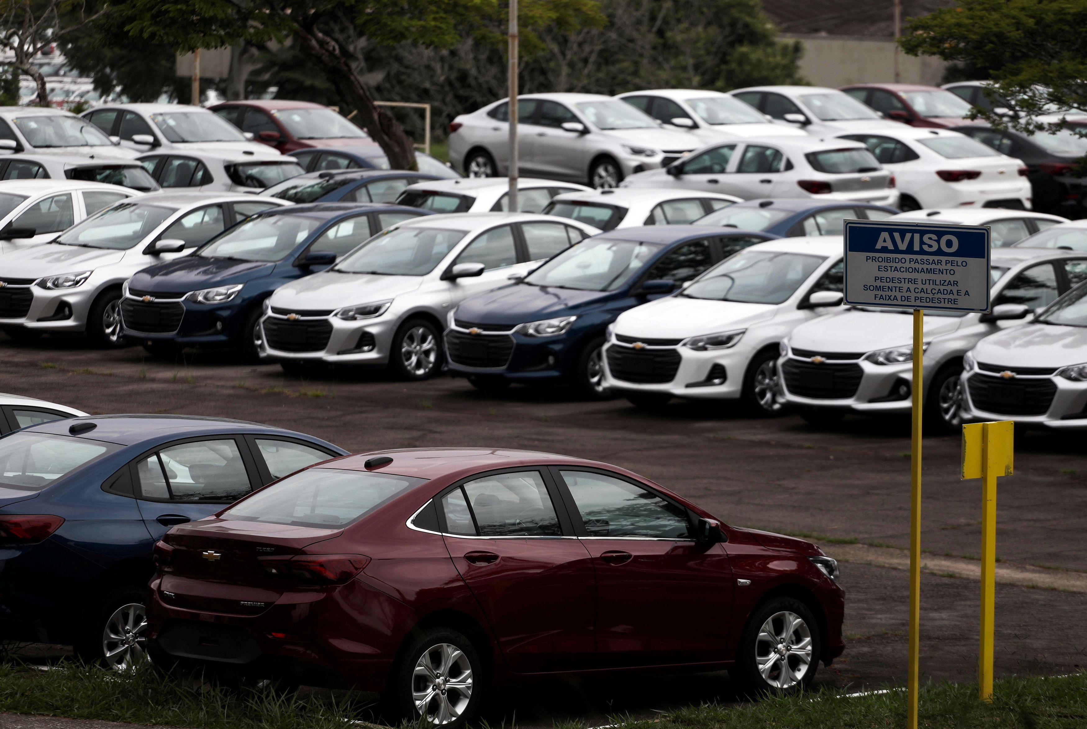 GM, Hyundai e Stellantis param fábricas por queda nas vendas e dão férias  coletivas - Estadão