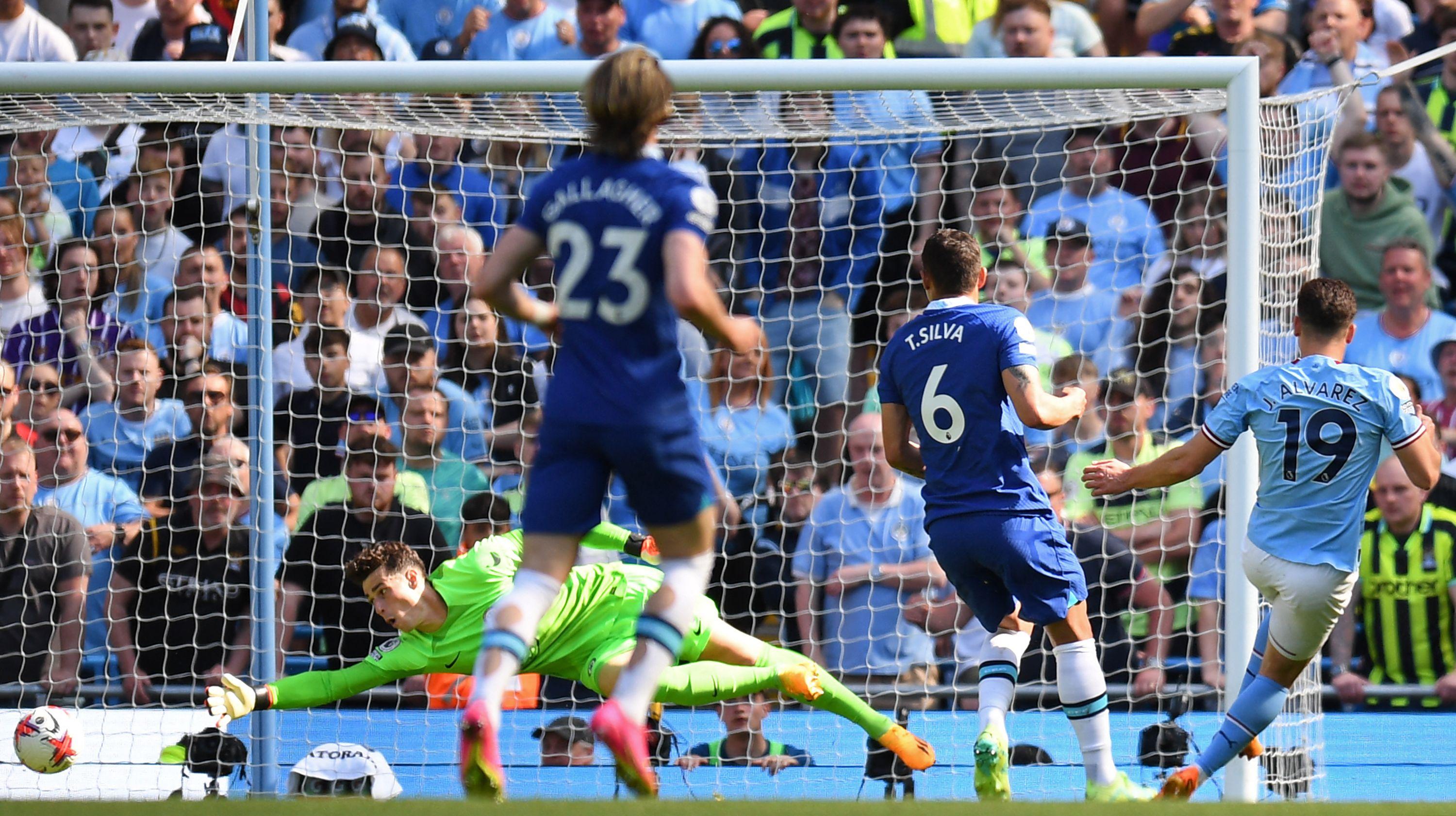 Torcida invade, City bate Chelsea e levanta troféu da Premier League