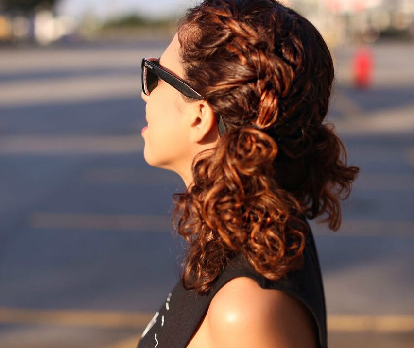 Menina que teve cabelo alisado consegue recuperar os cachos