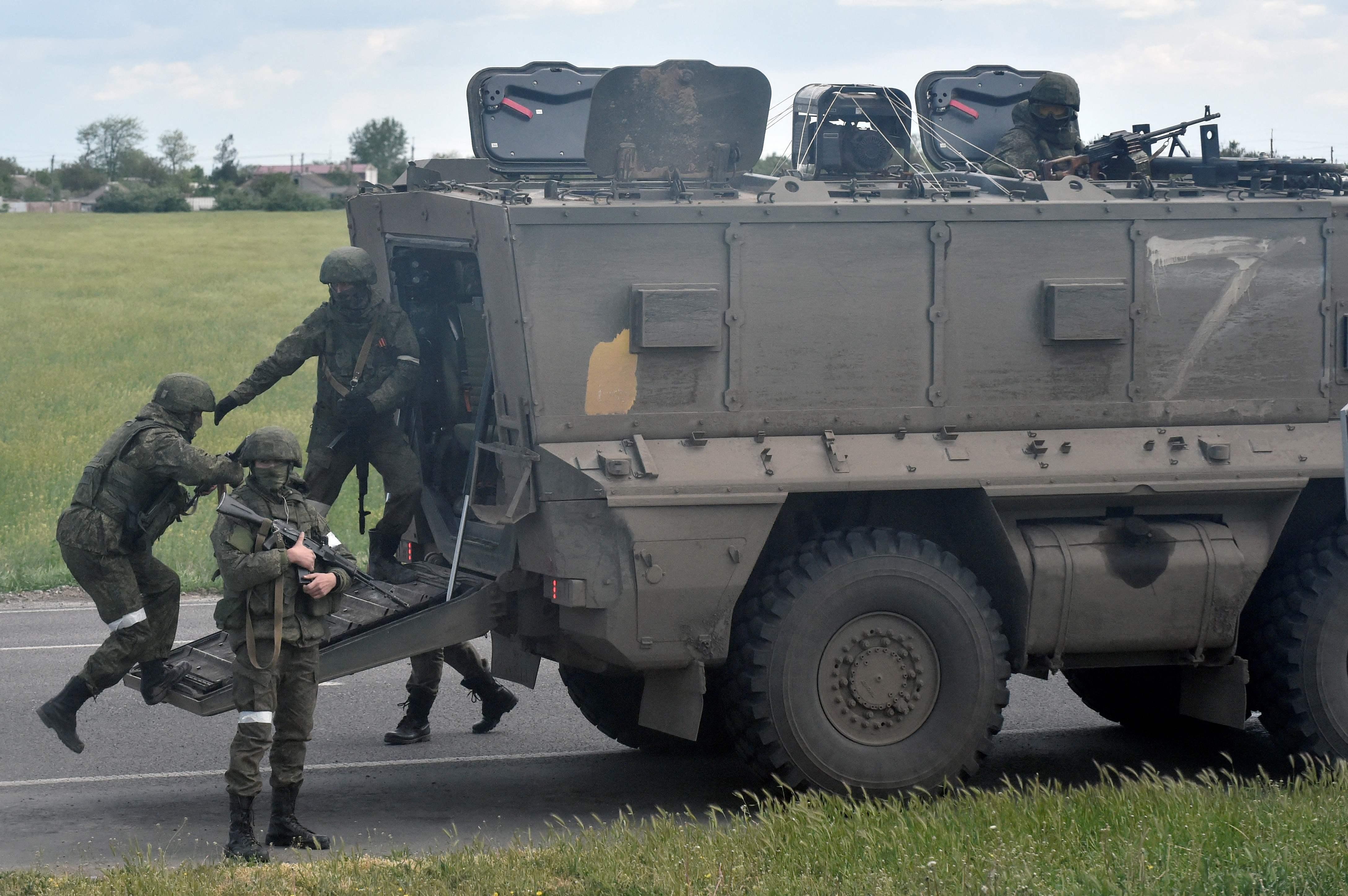 Militares russos em estrada na região de Kherson nesta quinta-feira, 19. Autoridades da região afirmam que russos controlam saída de ucranianos