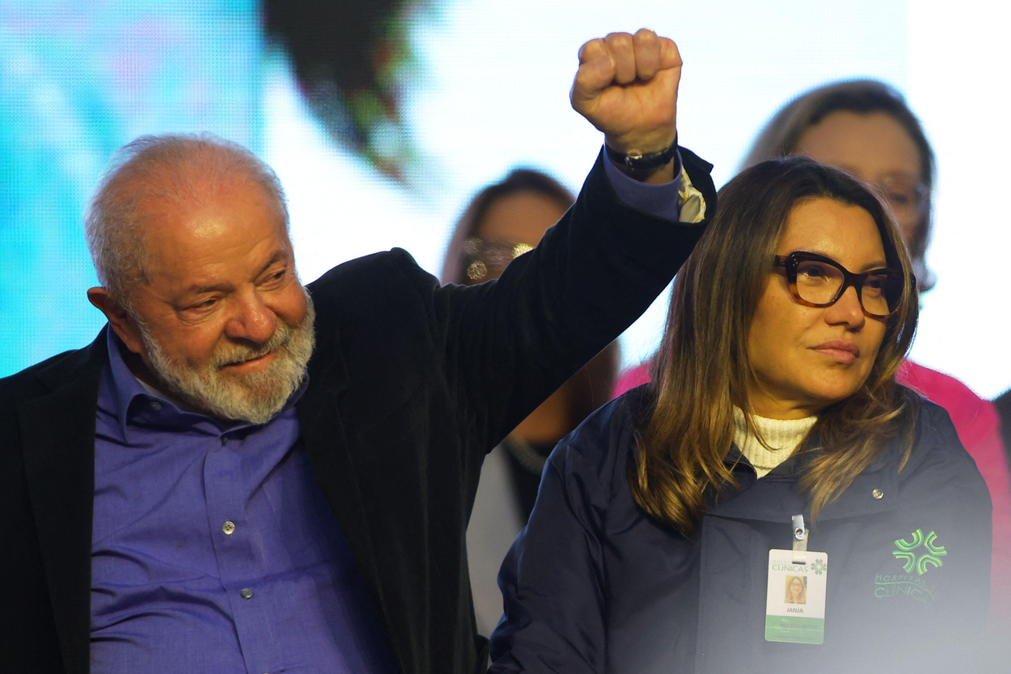 Mestre de Cerimônias interrompe #Lula e encerra evento antes da