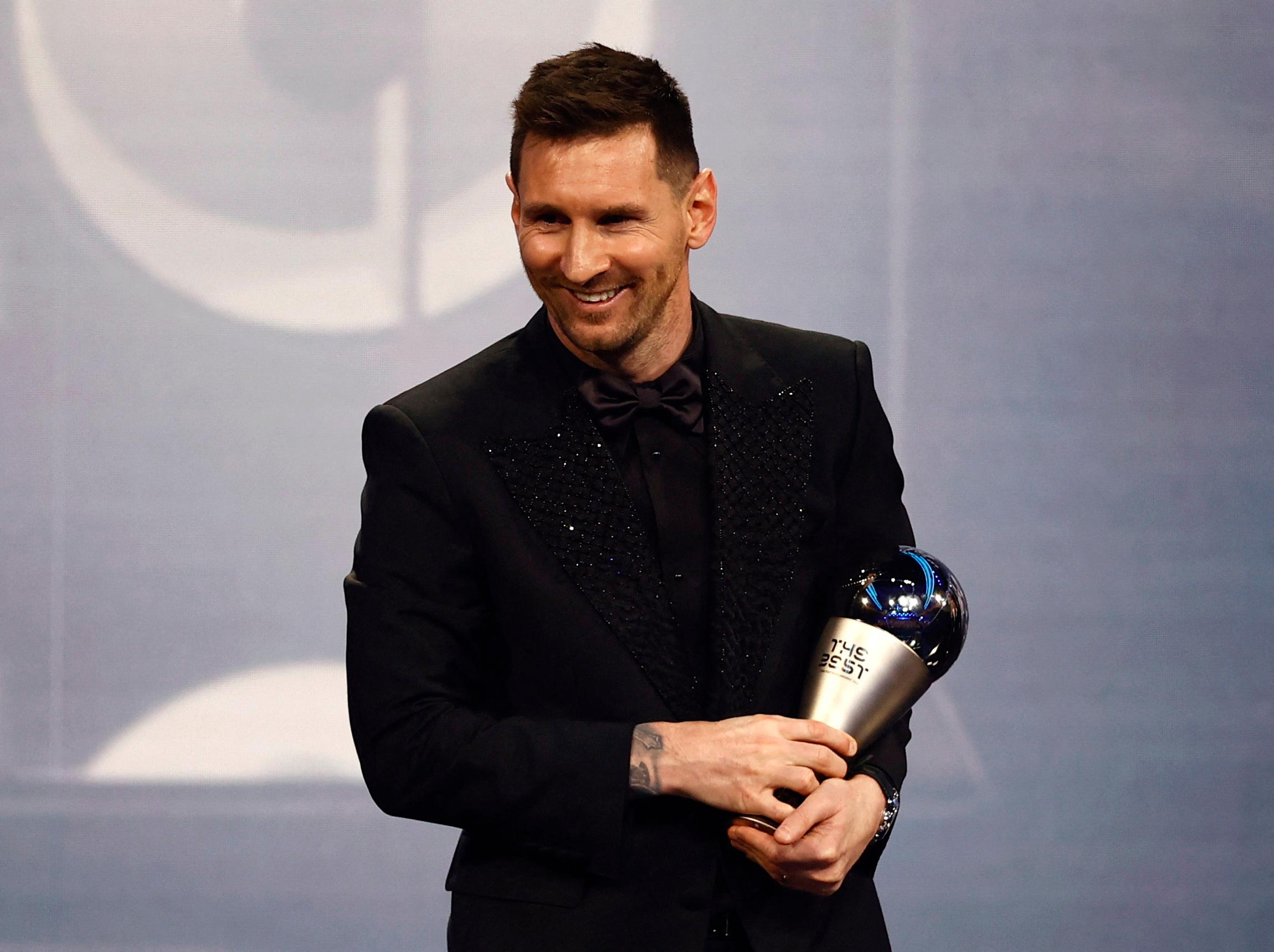 De volta ao topo, Messi é eleito o melhor do mundo pela quinta vez -  11/01/2016 - Esporte - Folha de S.Paulo