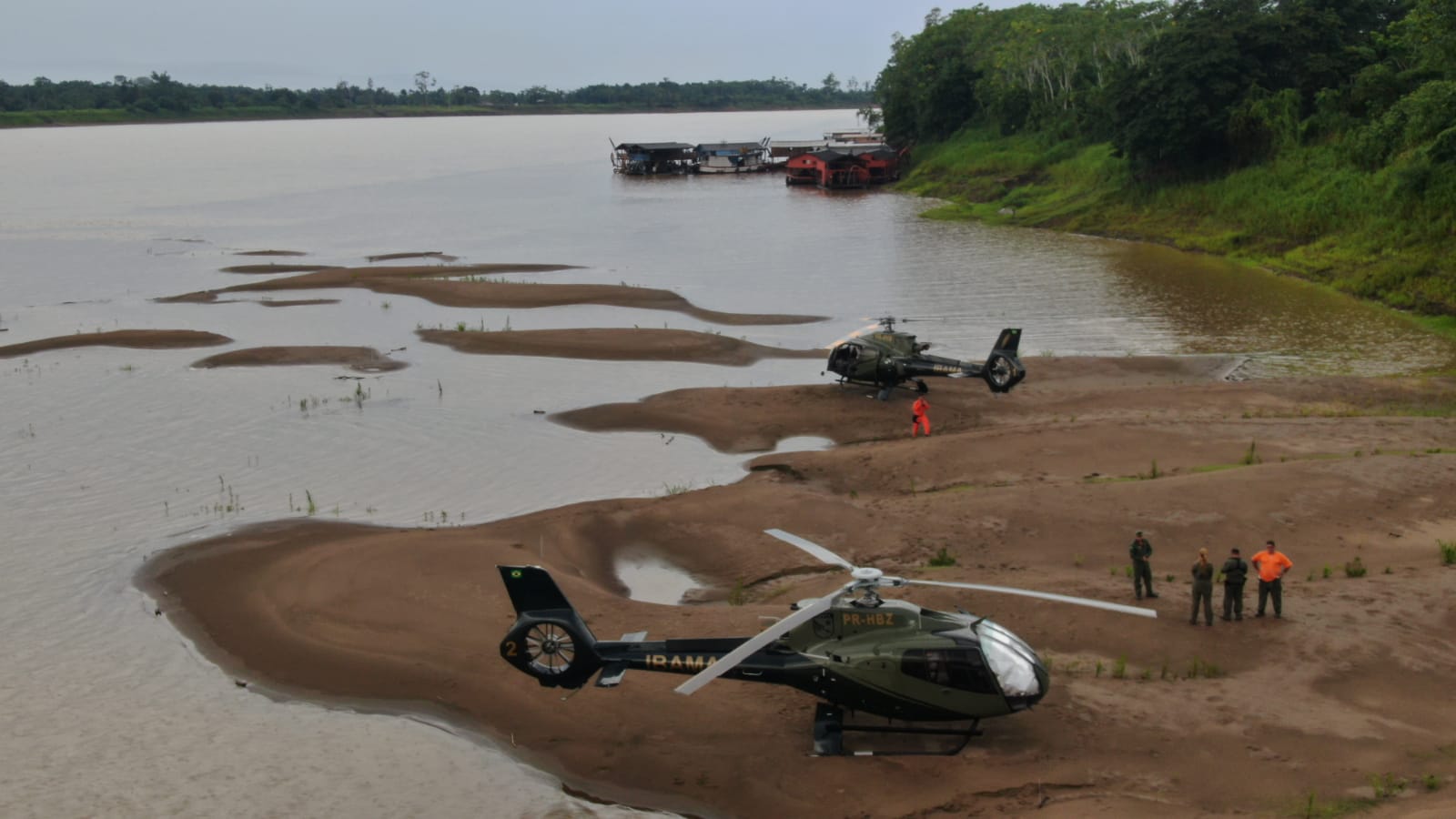 Para fugir da fiscalização, balsas de garimpo migram para Amazônia profunda  - 14/11/2022 - UOL TAB