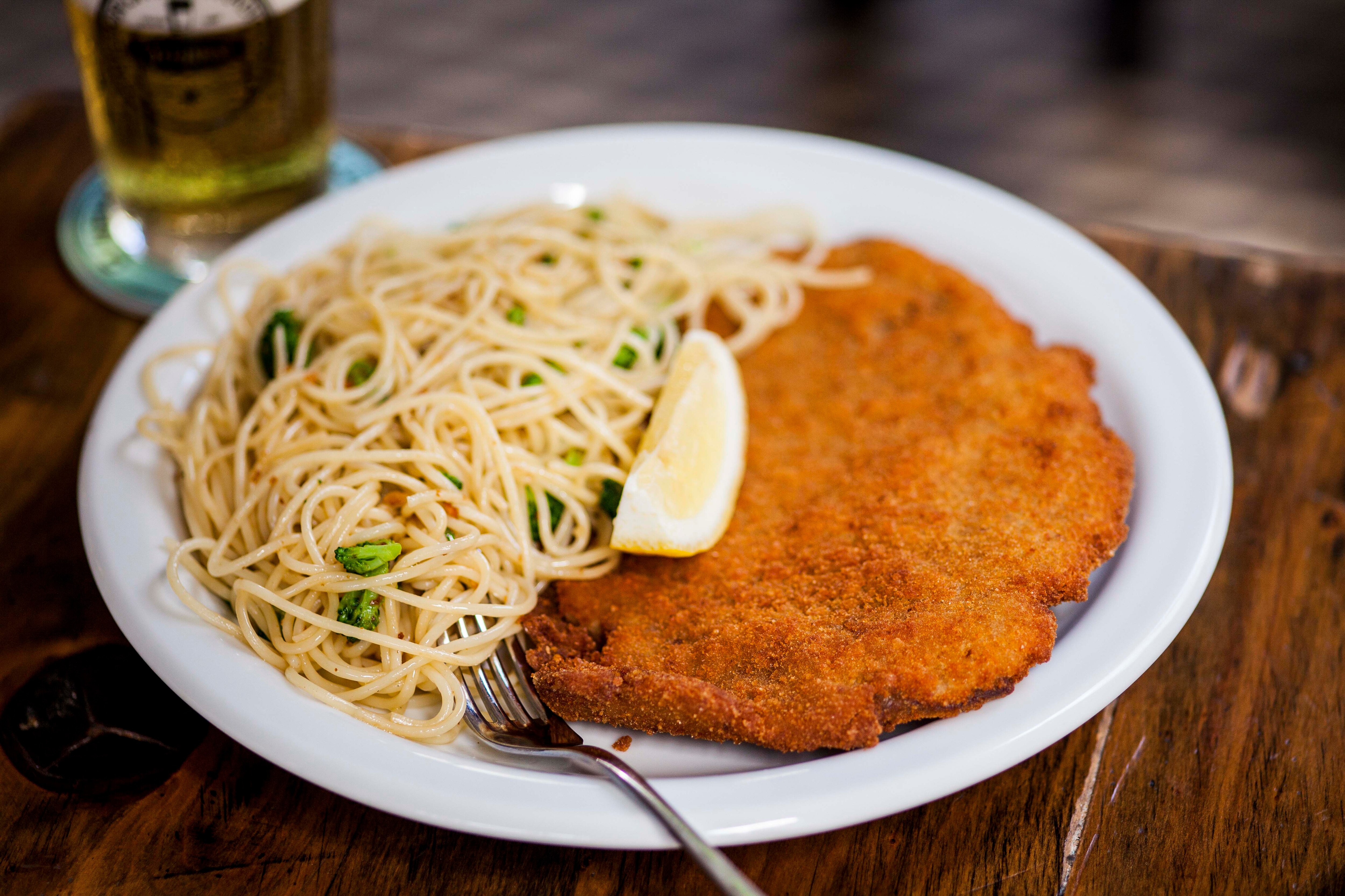 Onde comer bife à milanesa em SP: 20 casas que servem versões crocantes e  sequinhas