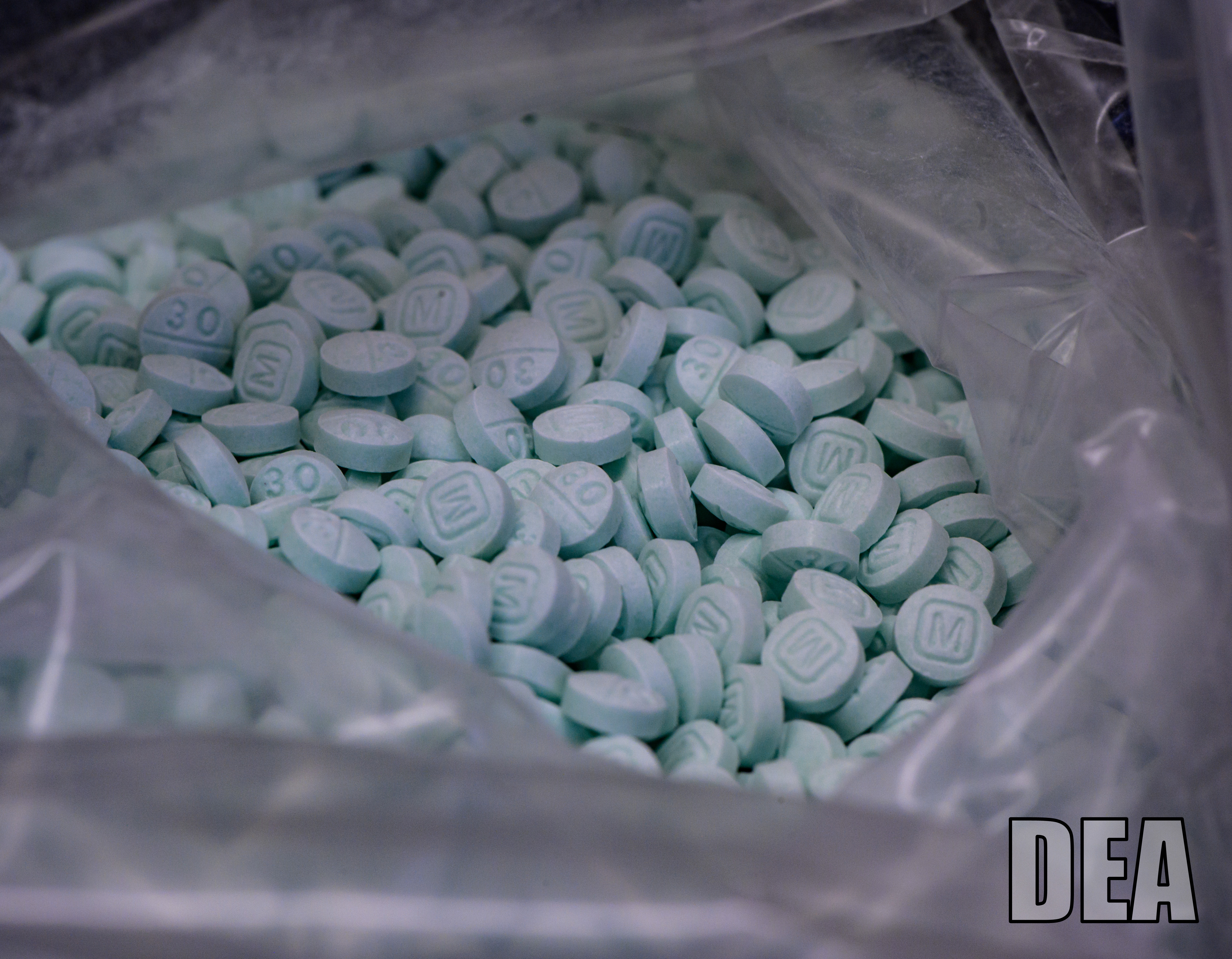 Entenda os riscos do fentanil arco-íris, droga em forma de pílulas  coloridas