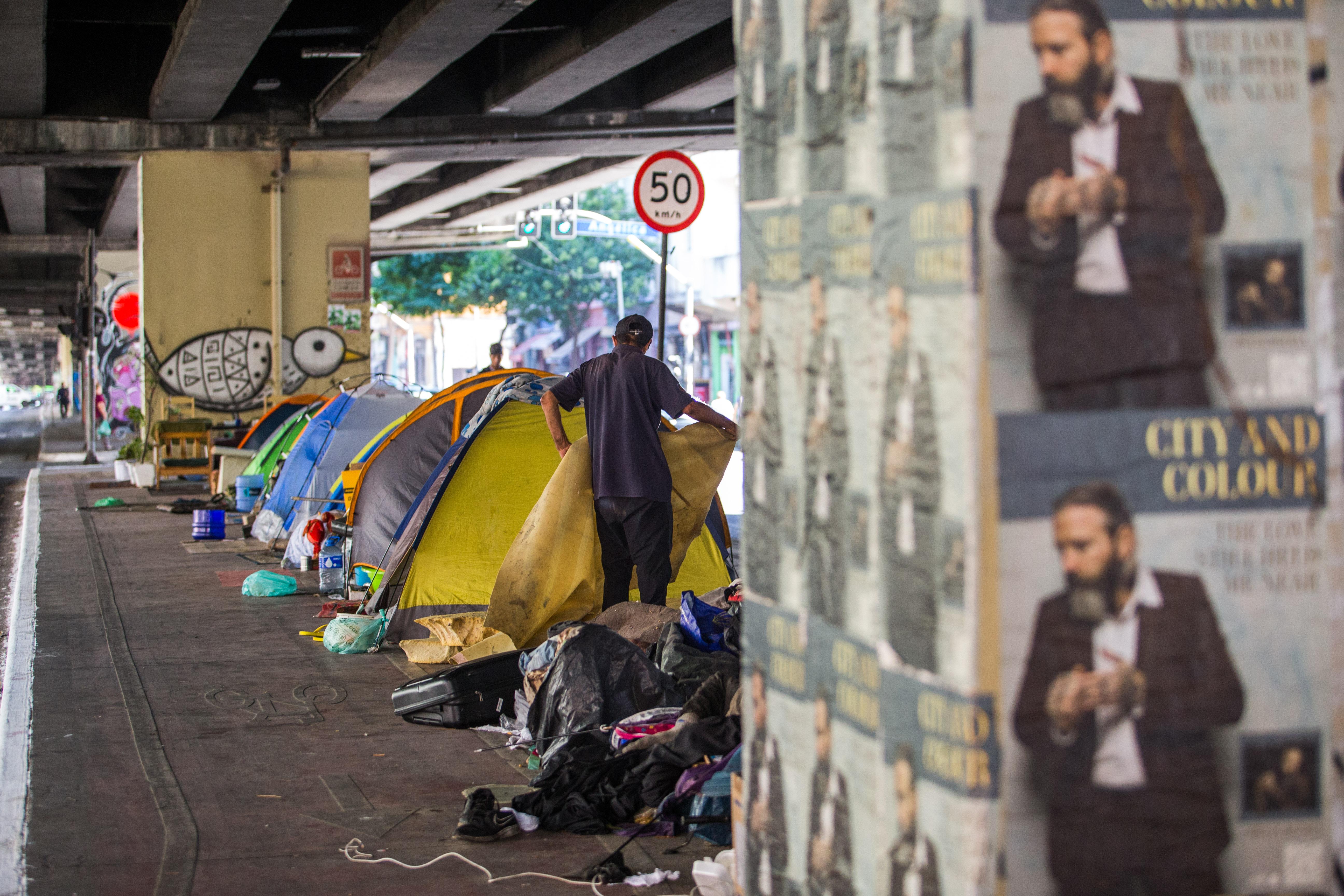 Governo de SP quer mandar moradores de rua para trabalho no campo