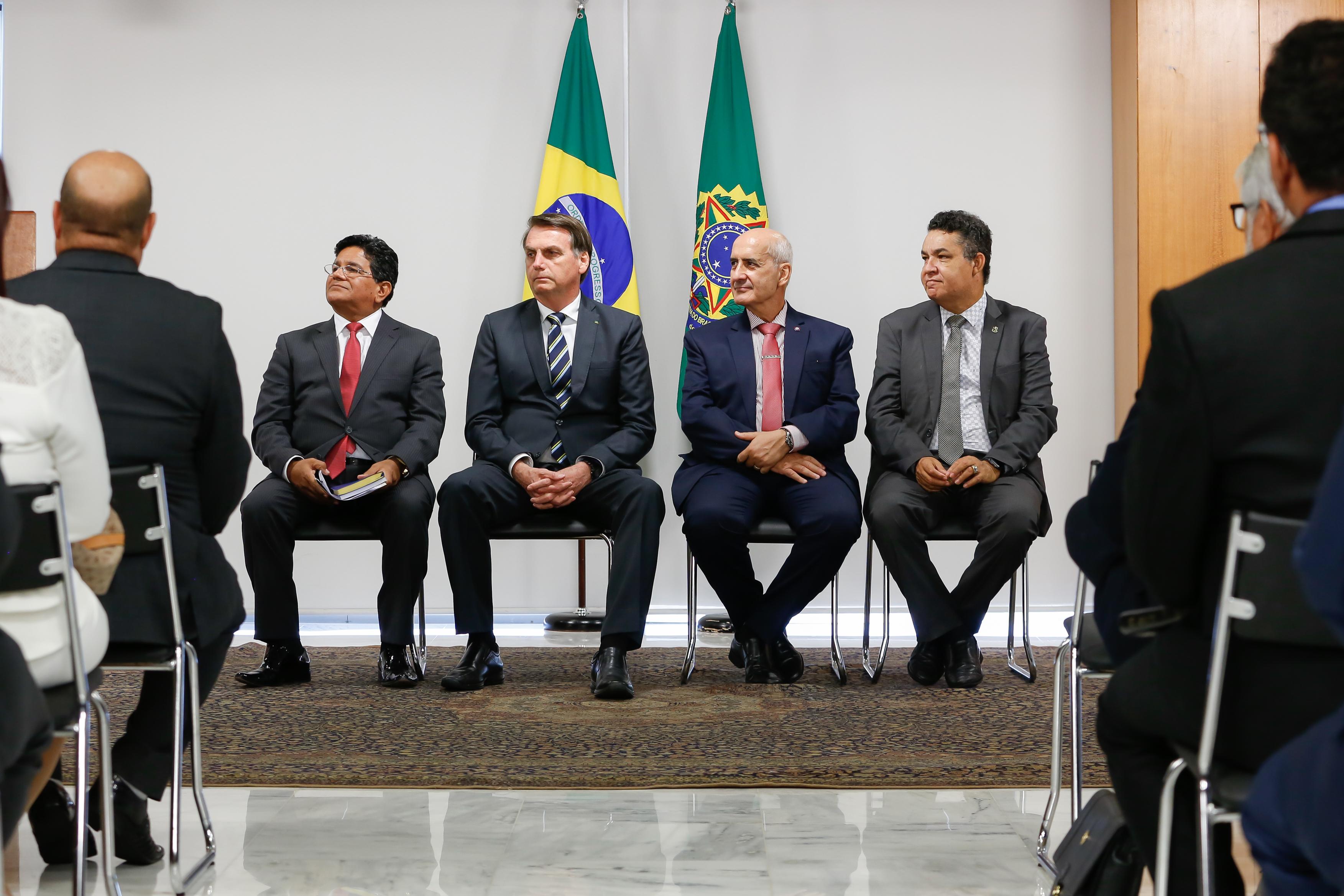 O presidente Jair Bolsonaro durante encontro com os pastores Gilmar do Santos (à esquerda) e Arilton Moura (à direita) no Palácio do Planalto em 2019.