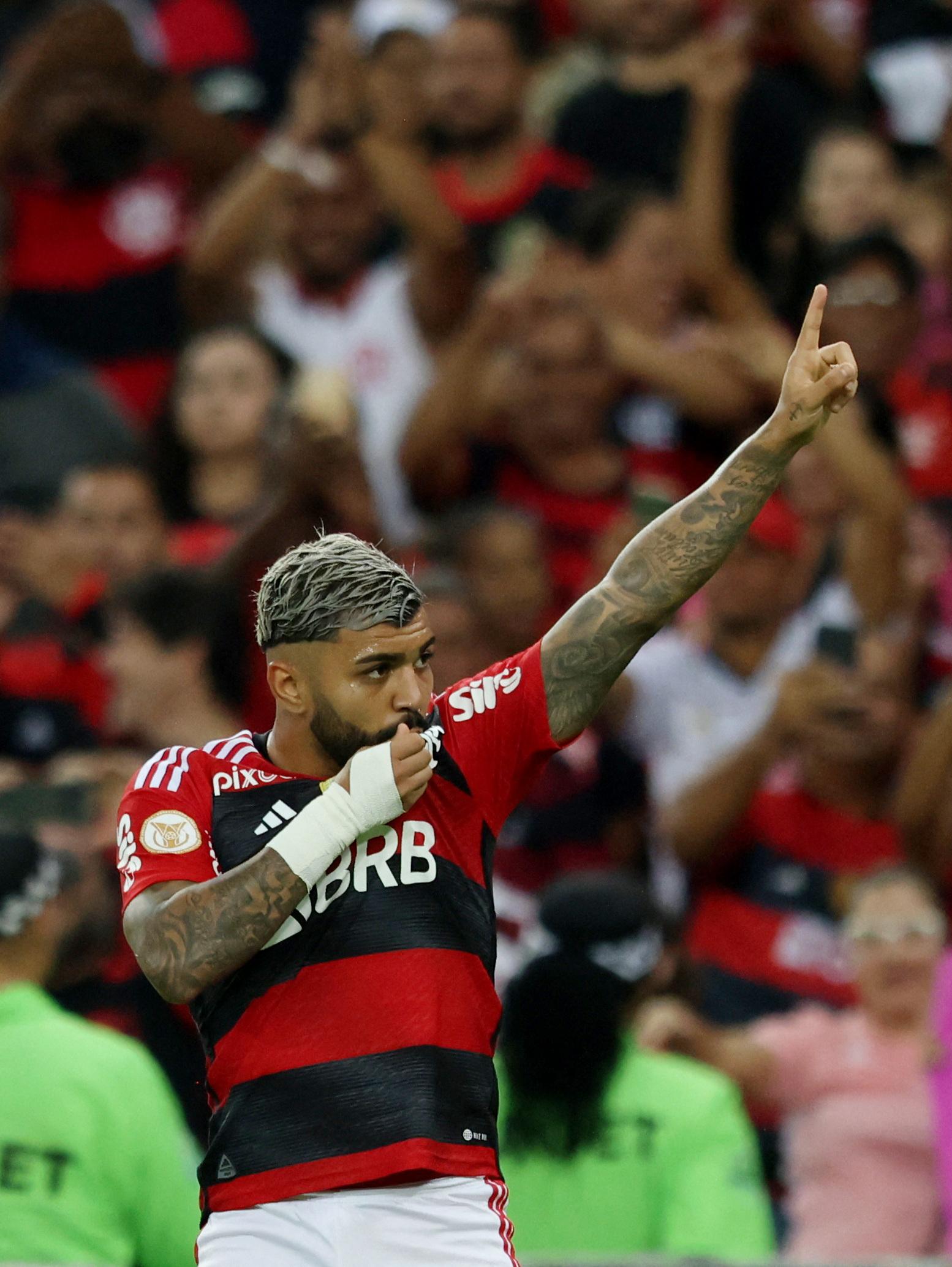 Wesley leva terceiro cartão amarelo e está fora da decisão contra o Grêmio  no Maracanã