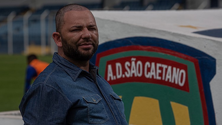 Com carreira na música, MC Livinho realiza sonho de ser jogador de futebol