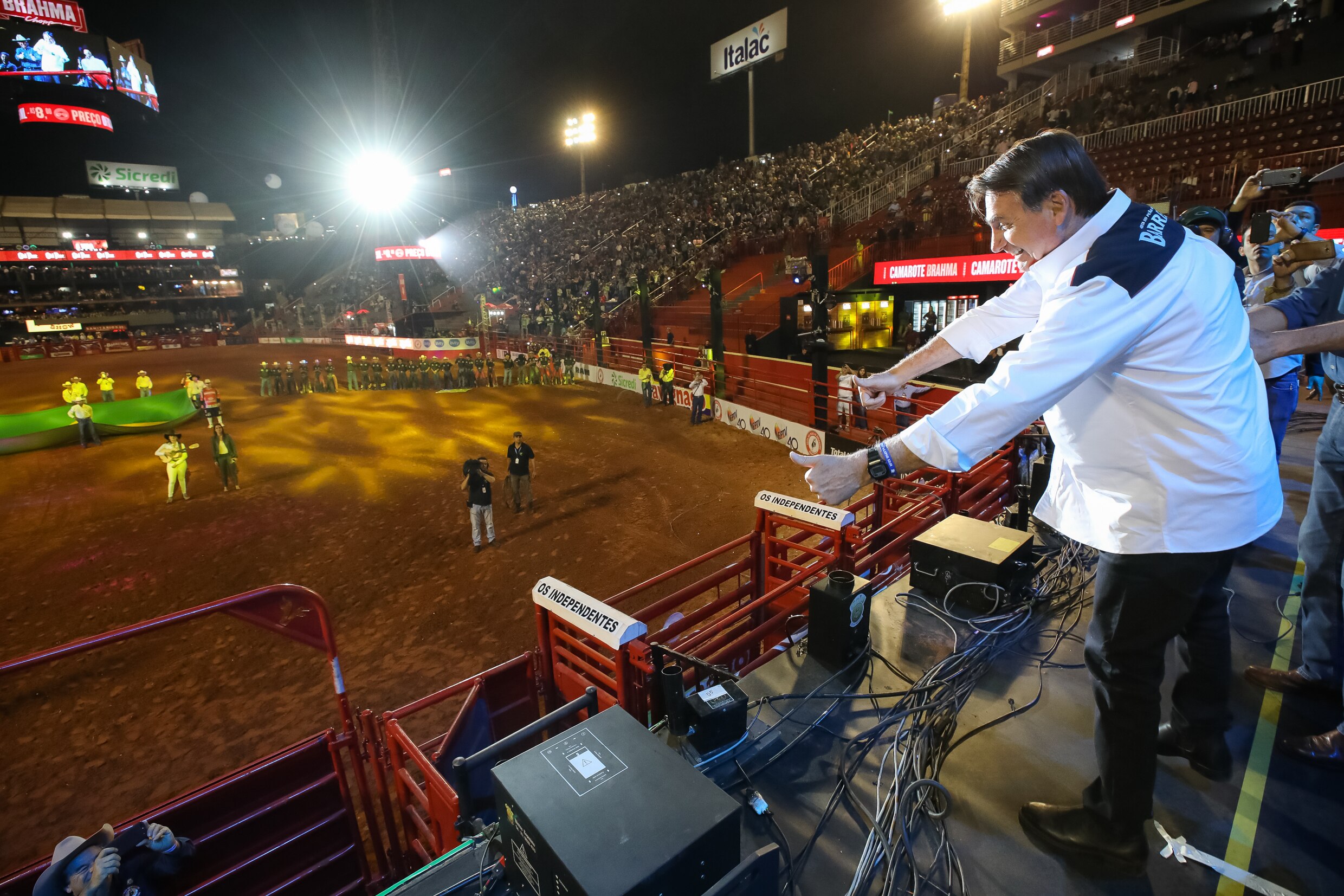 Bolsonaro vai à Festa do Peão com Hang e Tarcísio e usa arena como