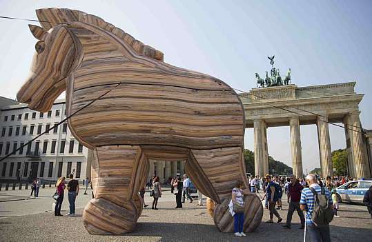 Cavalo de Troia inflável é usado em protesto contra acordo comercial -  Estadão