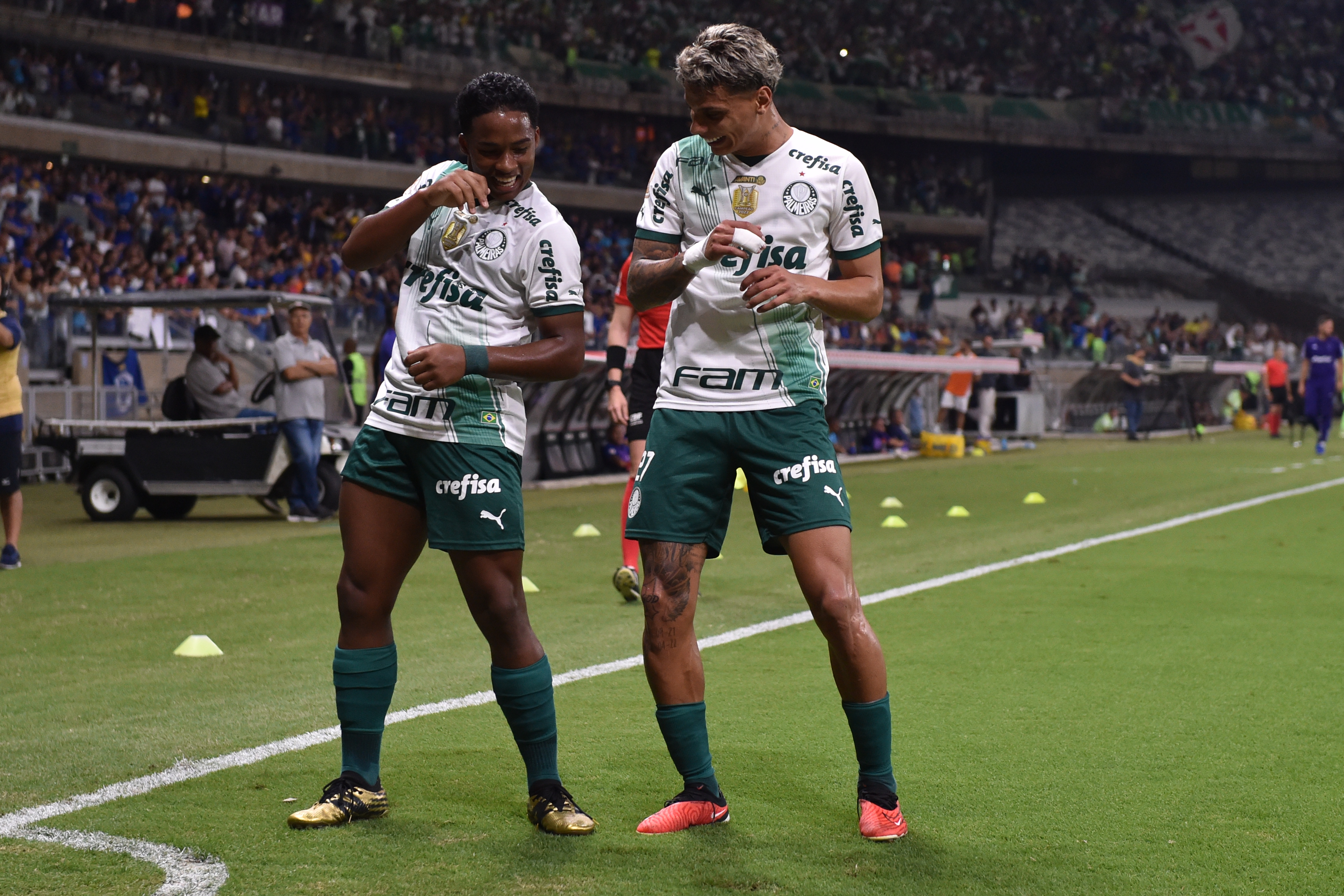 Palmeiras fatura o bi no Brasileirão e soma 12º título nacional com empate  diante do Cruzeiro - ISTOÉ Independente