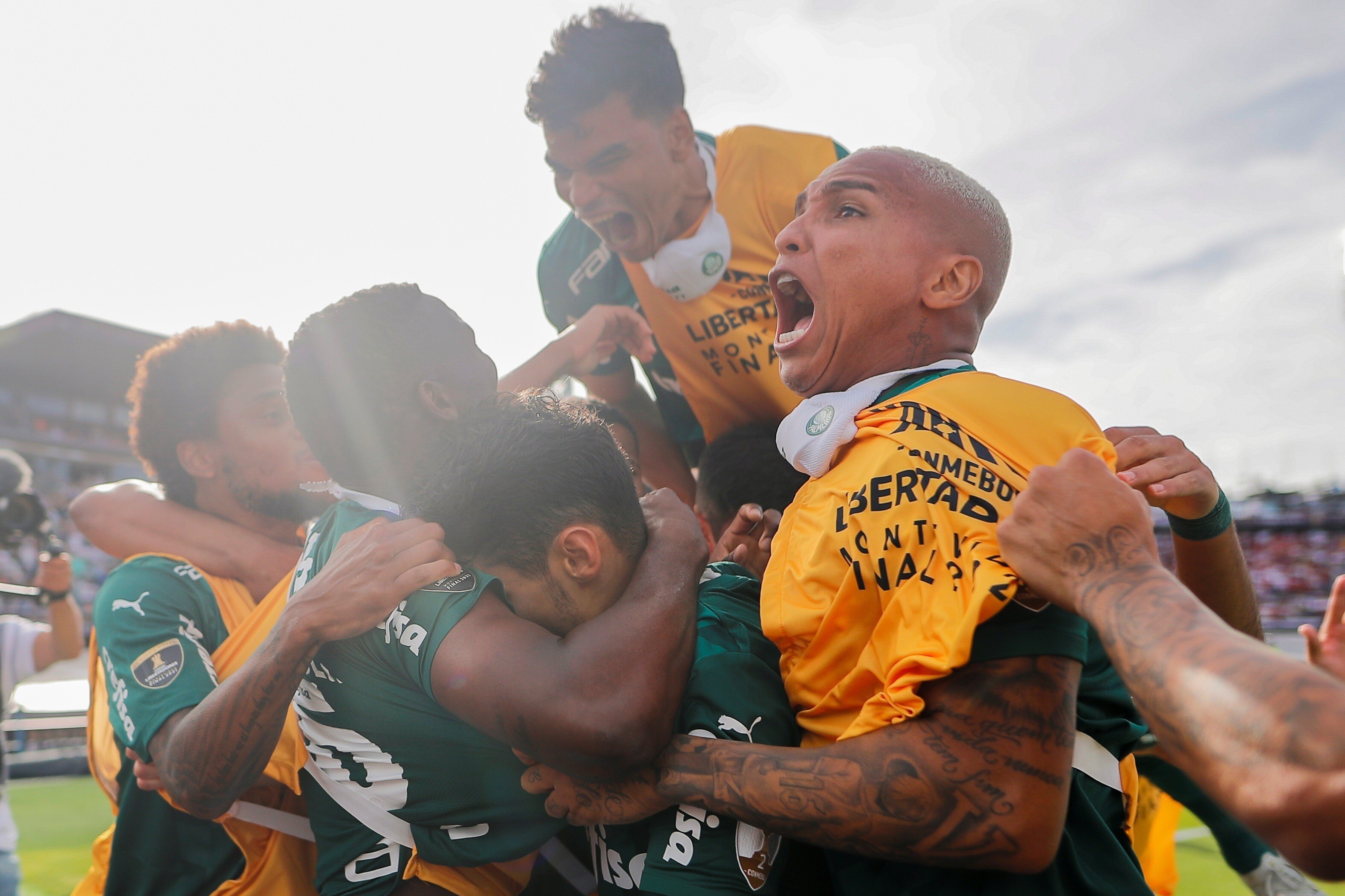 Palmeiras vence Flamengo com Deyverson herói na prorrogação e é