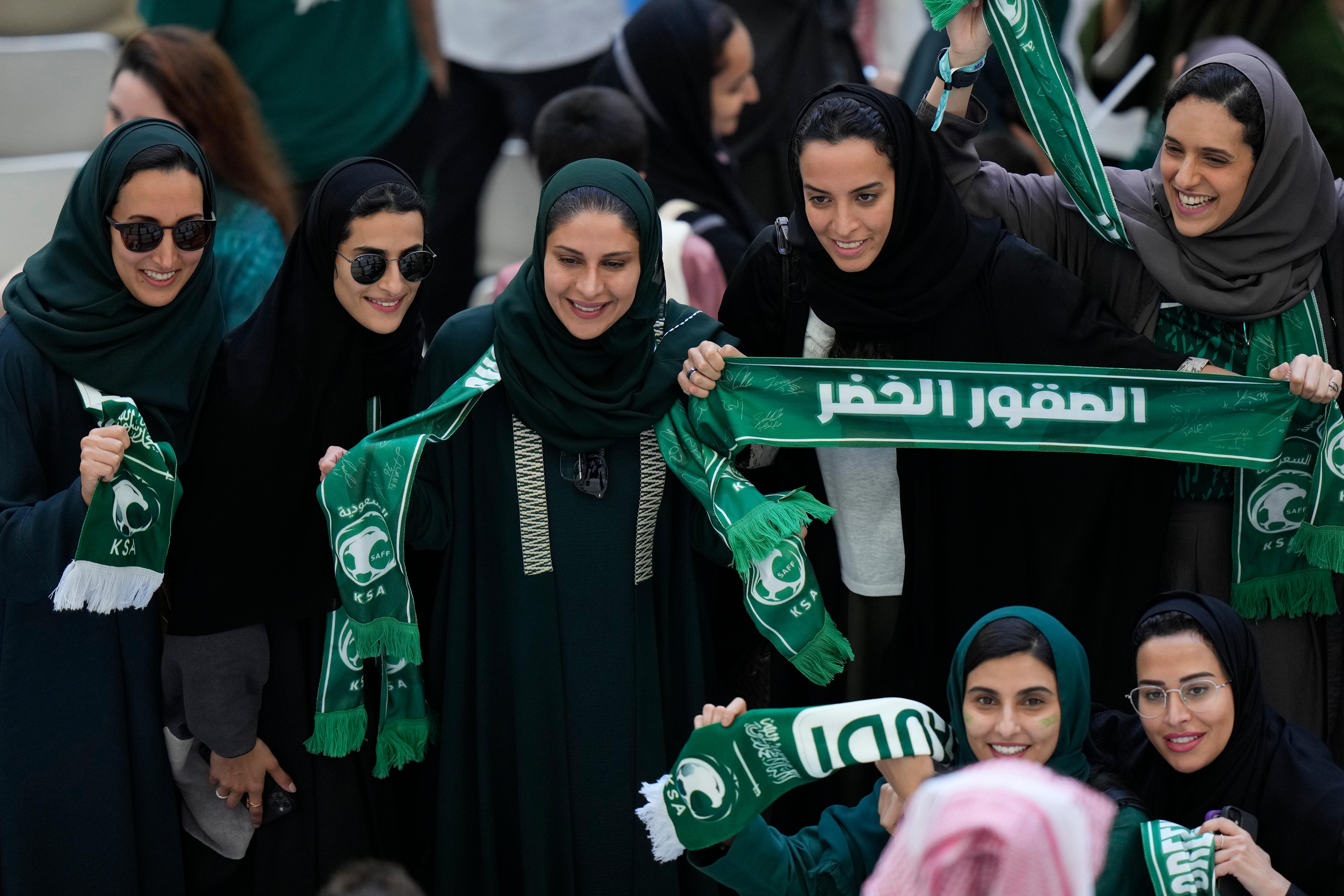 Mulheres sauditas não precisam usar abaya, diz príncipe