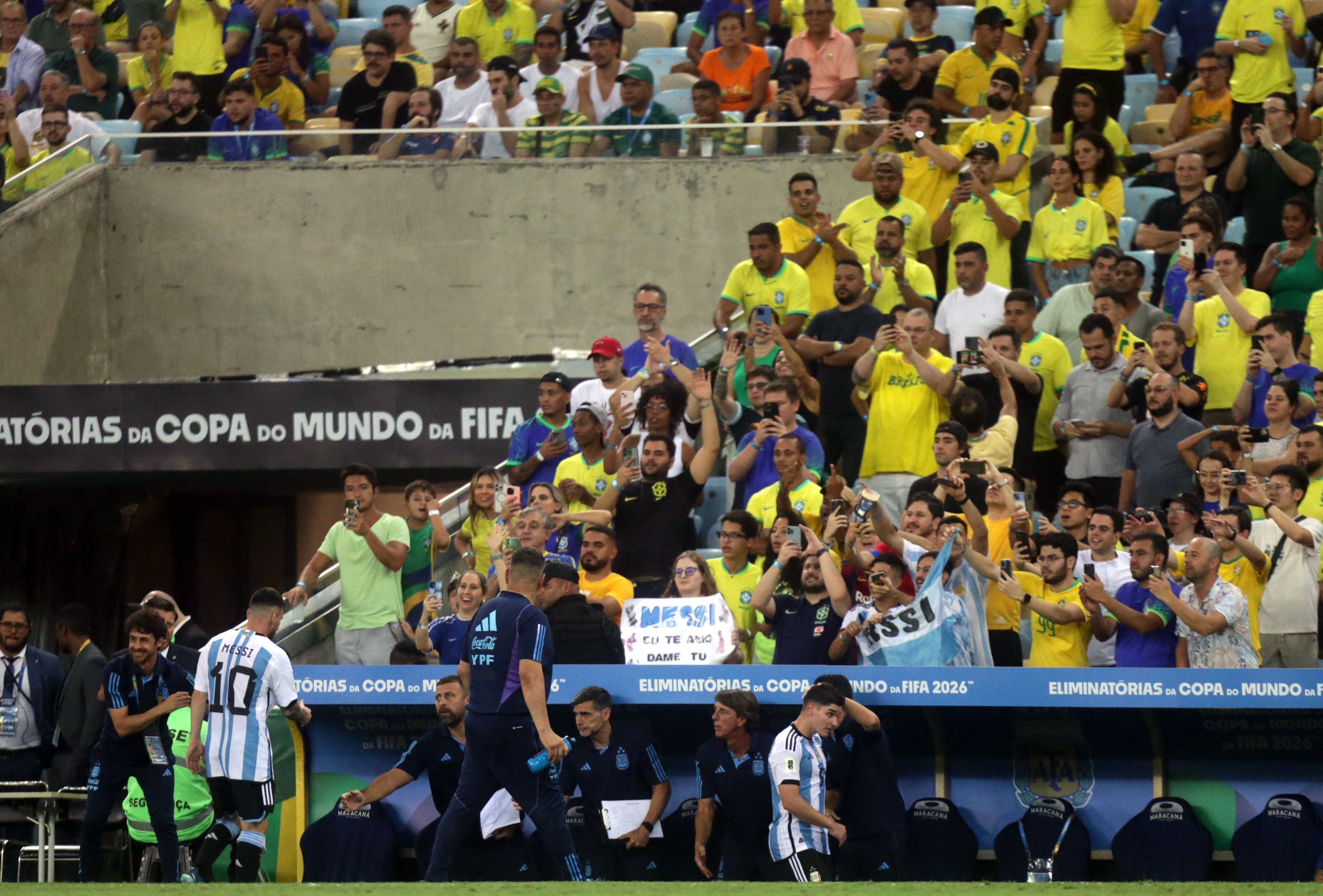 Brasil repete falhas em campo e sofre derrota histórica para a Argentina em  dia de pancadaria