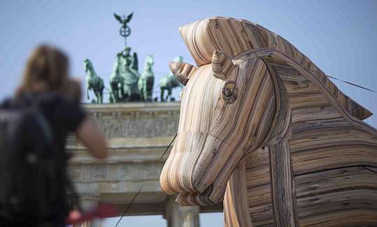 Cavalo de Troia inflável é usado em protesto contra acordo comercial -  Estadão