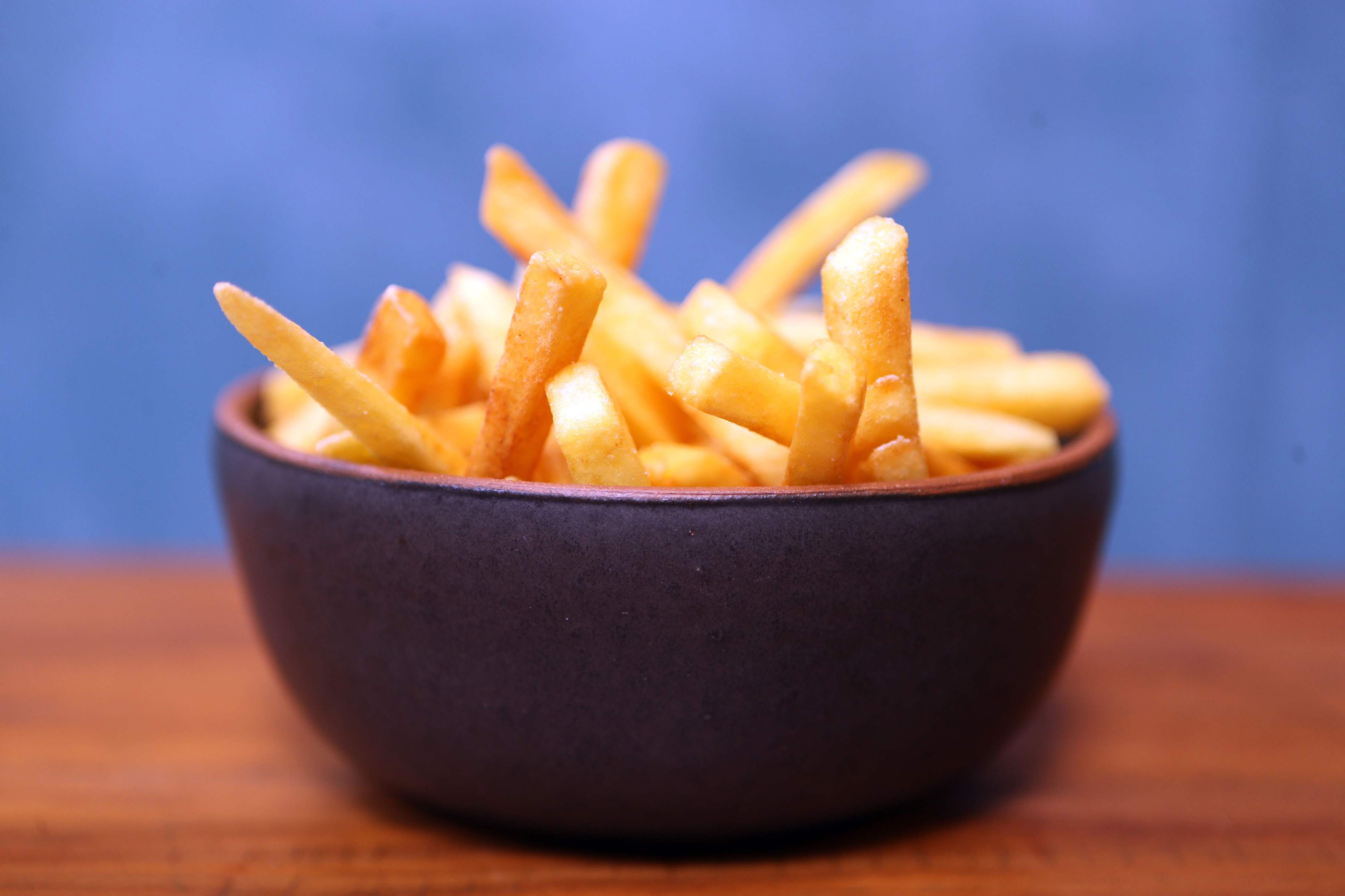 Passo a passo: Como fazer batata frita congelada na air fryer de