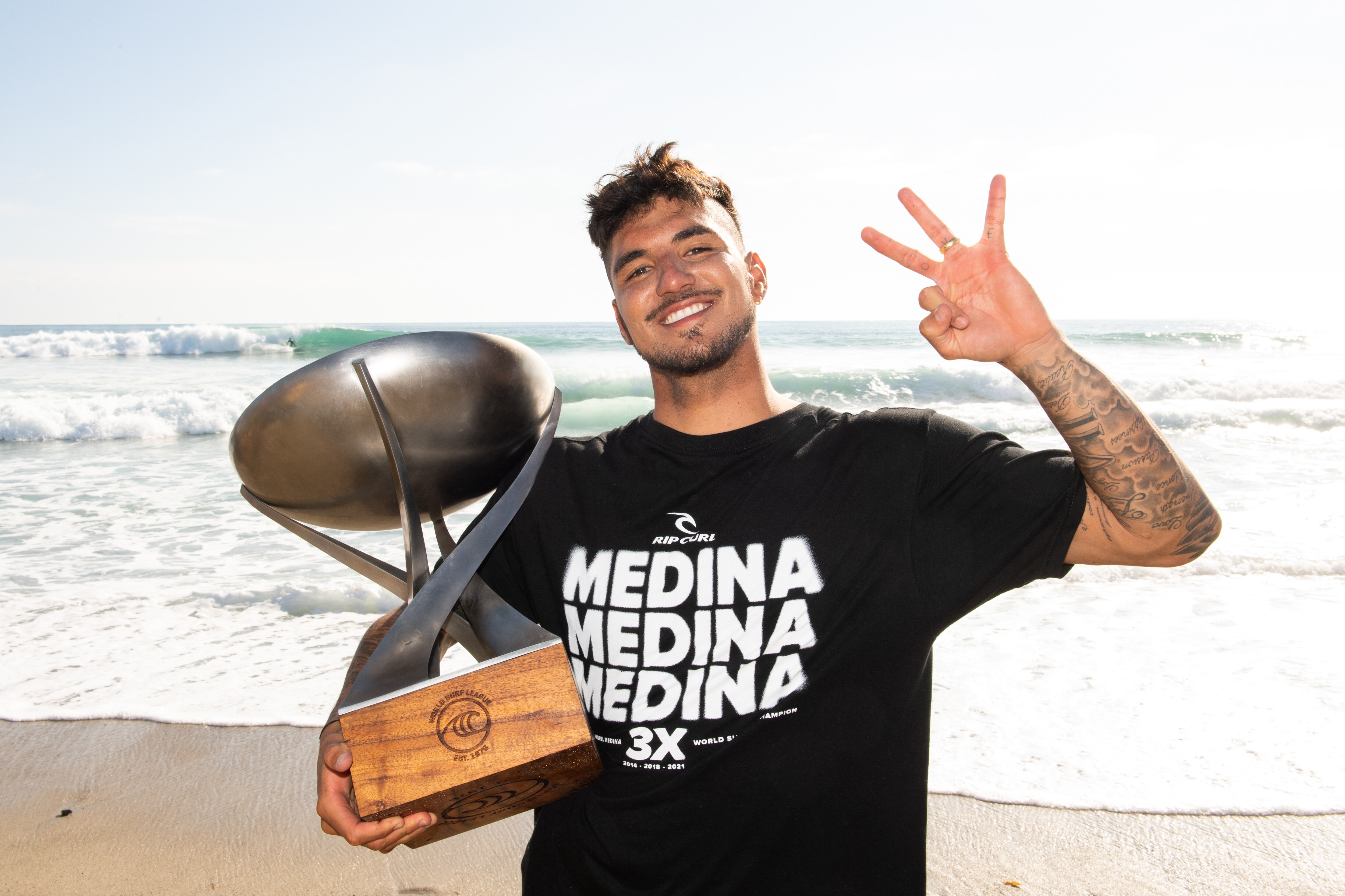 Gabriel Medina vence Filipinho e é tri campeão mundial de surfe