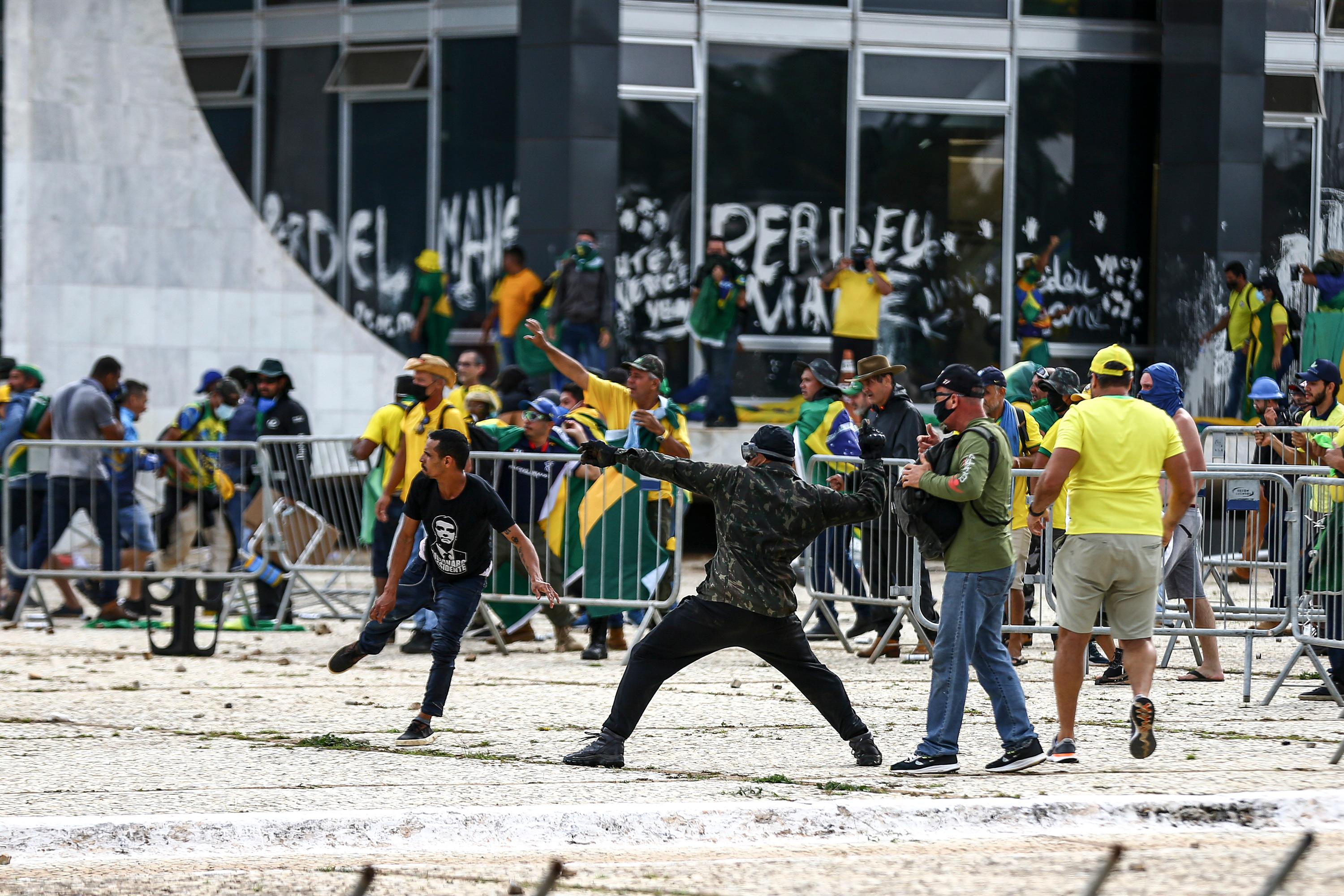 Extremistas bolsonaristas articulavam invasão de sedes dos três Poderes nas  redes desde 3 de janeiro - Estadão