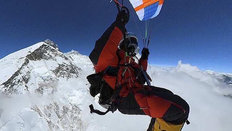 Sul-africano se torna a primeira pessoa a voar de parapente no Everest de  forma legal - Estadão