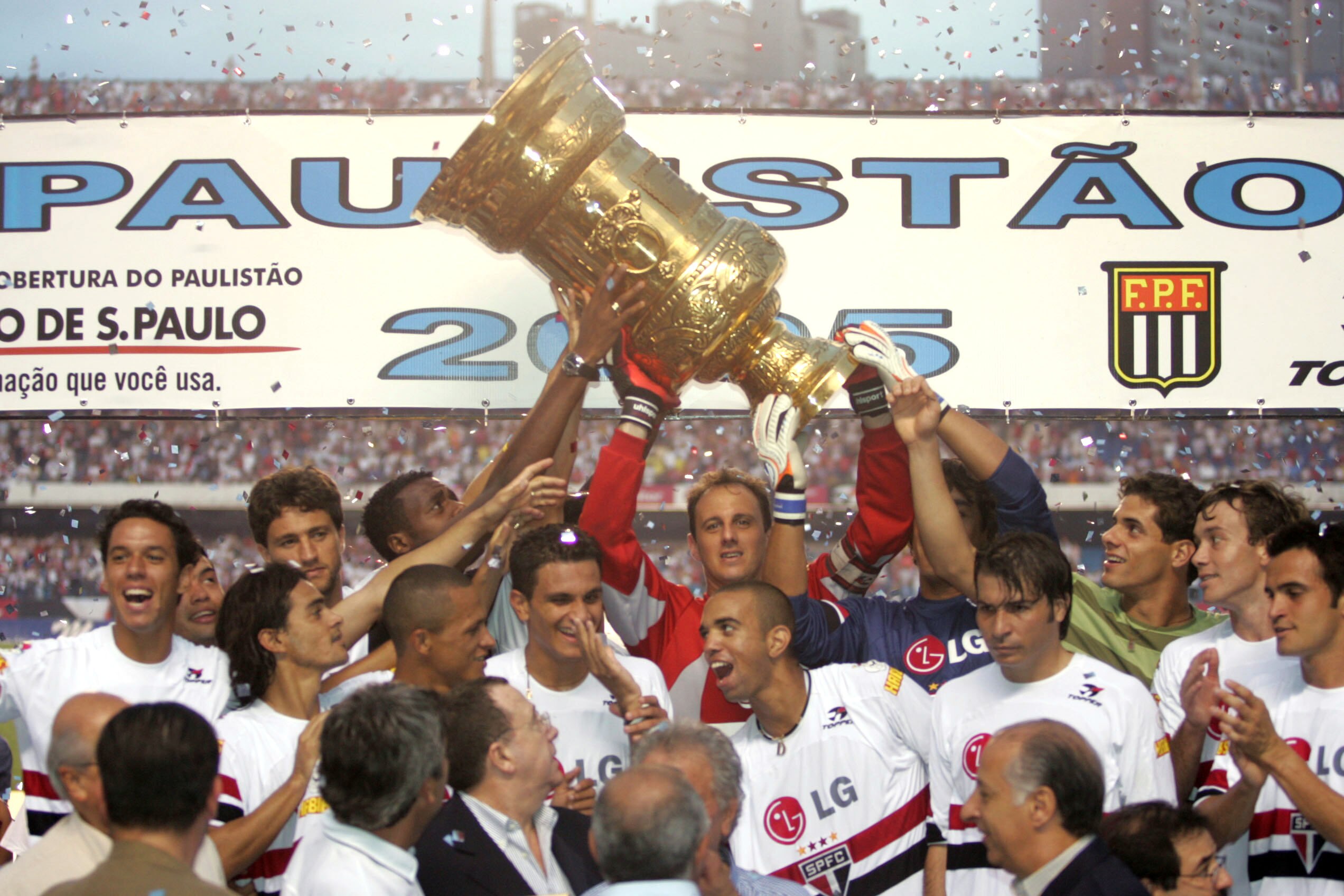 Choro Futebolístico - 😱, Que temporada de um goleiro. . 🏆, Títulos em  2005: Libertadores. Mundial de Clubes. Paulistão. . 🏆