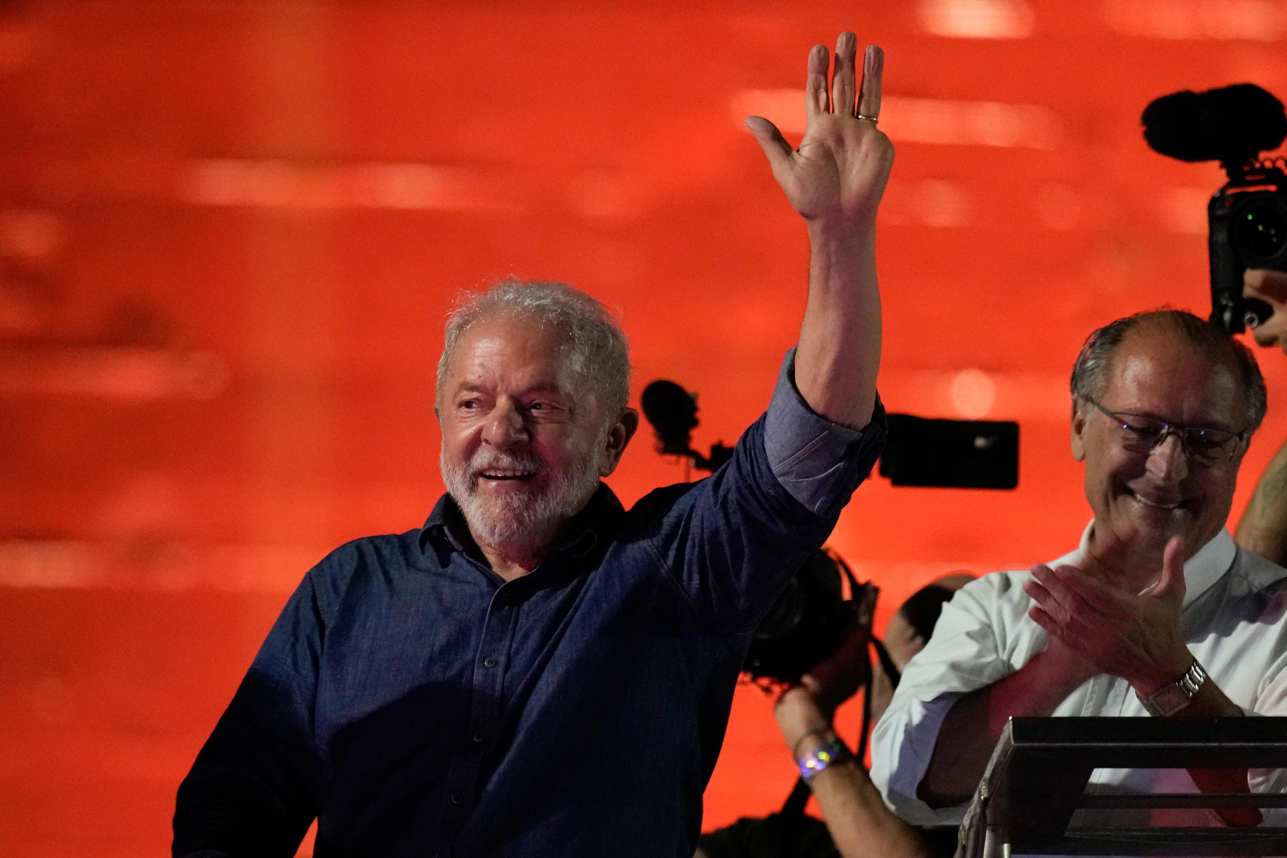 Lula retorna a S&atilde;o Paulo ap&oacute;s dias na Bahia e vai integrar processo de  transi&ccedil;&atilde;o - Estad&atilde;o
