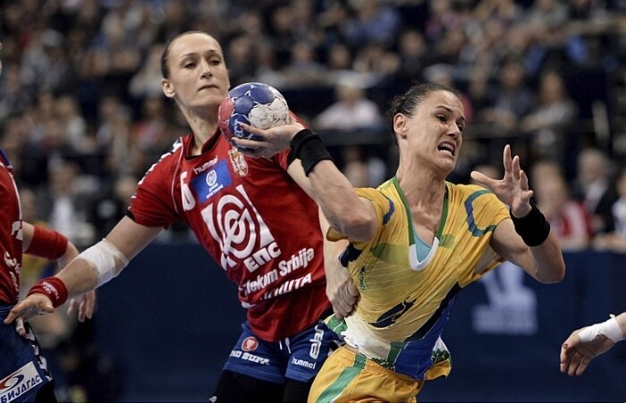 Melhor jogadora do mundo, Duda Amorim espera evolução do handebol no Brasil