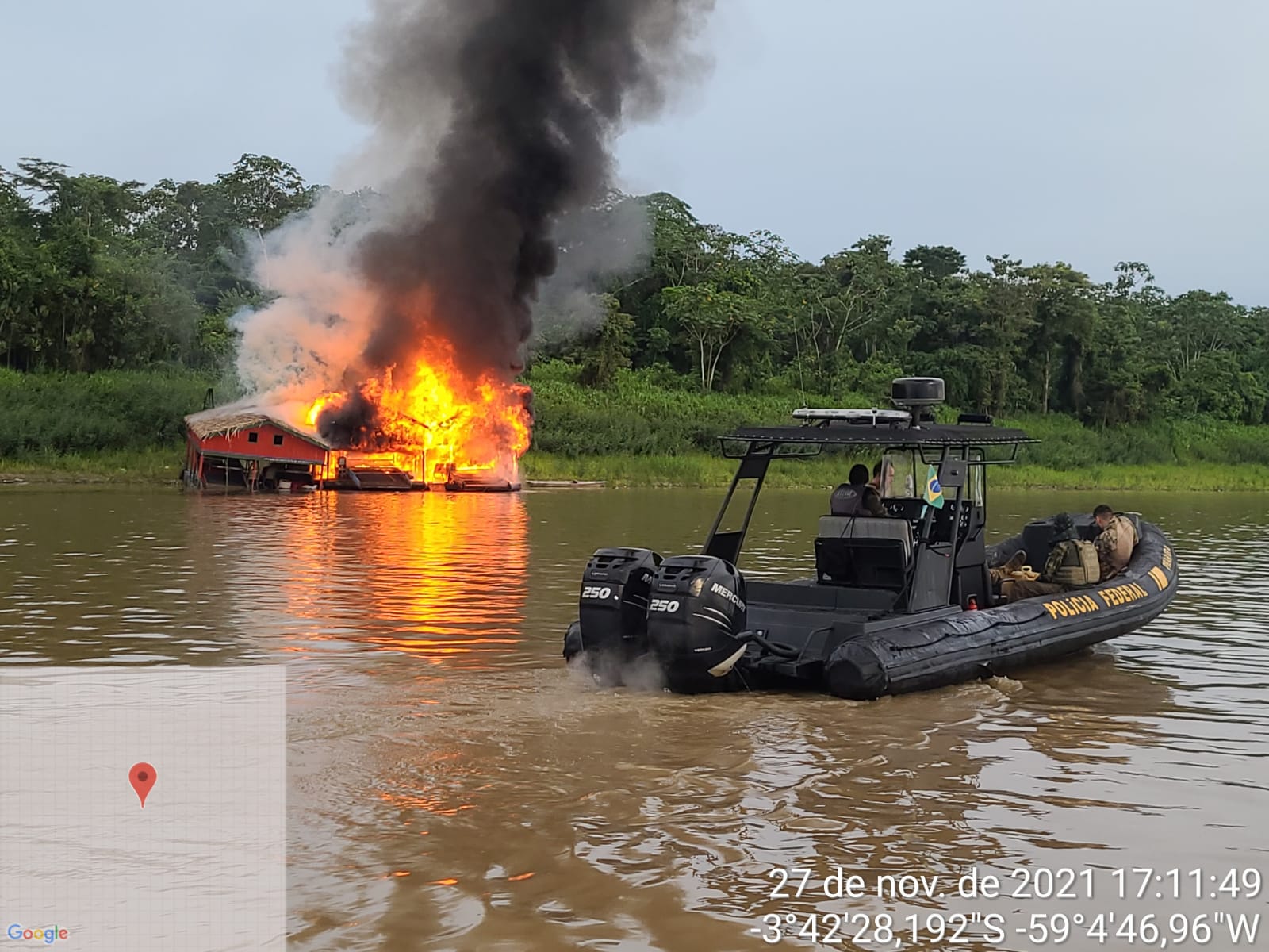 Para fugir da fiscalização, balsas de garimpo migram para Amazônia profunda  - 14/11/2022 - UOL TAB