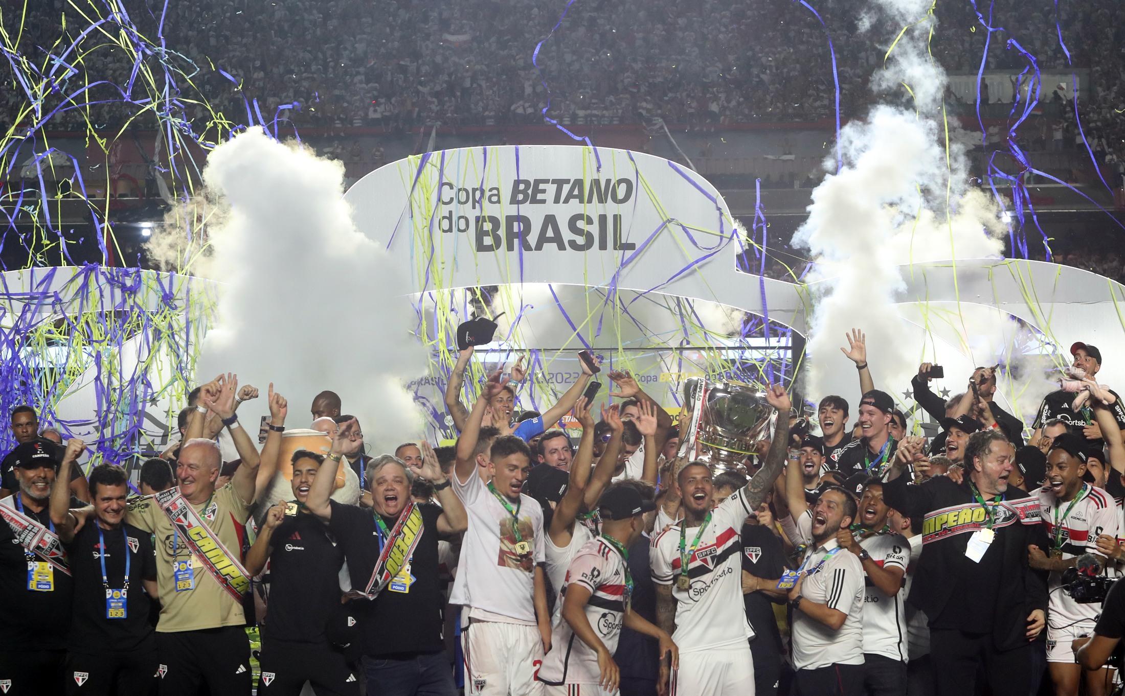 Rafael celebra conquista da Copa do Brasil com o São Paulo: 'Um dos  melhores dias da minha vida