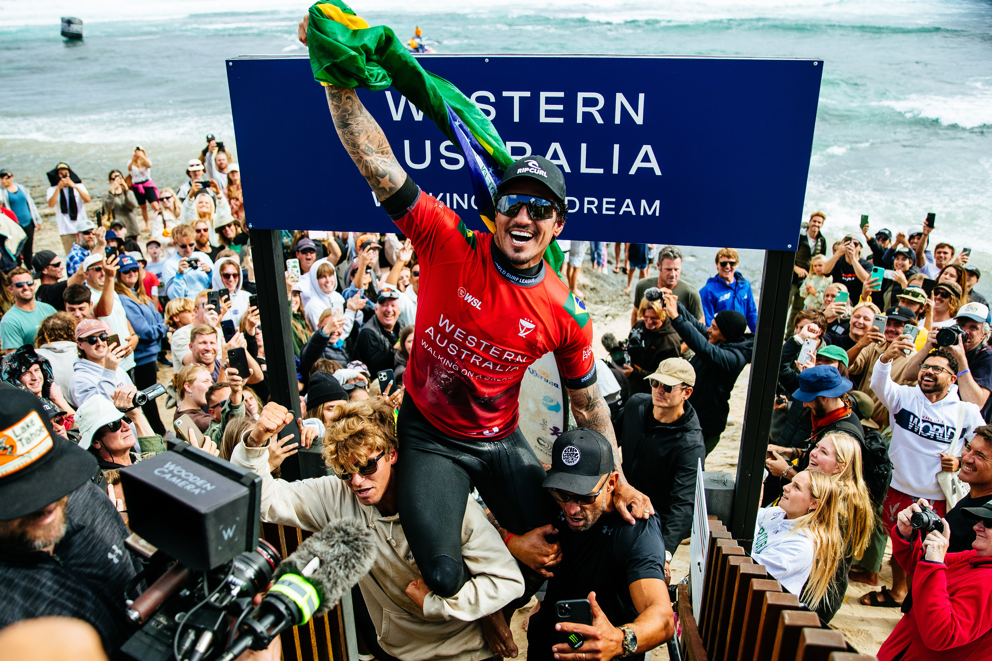 Gabriel Medina vence Filipinho e é tri campeão mundial de surfe