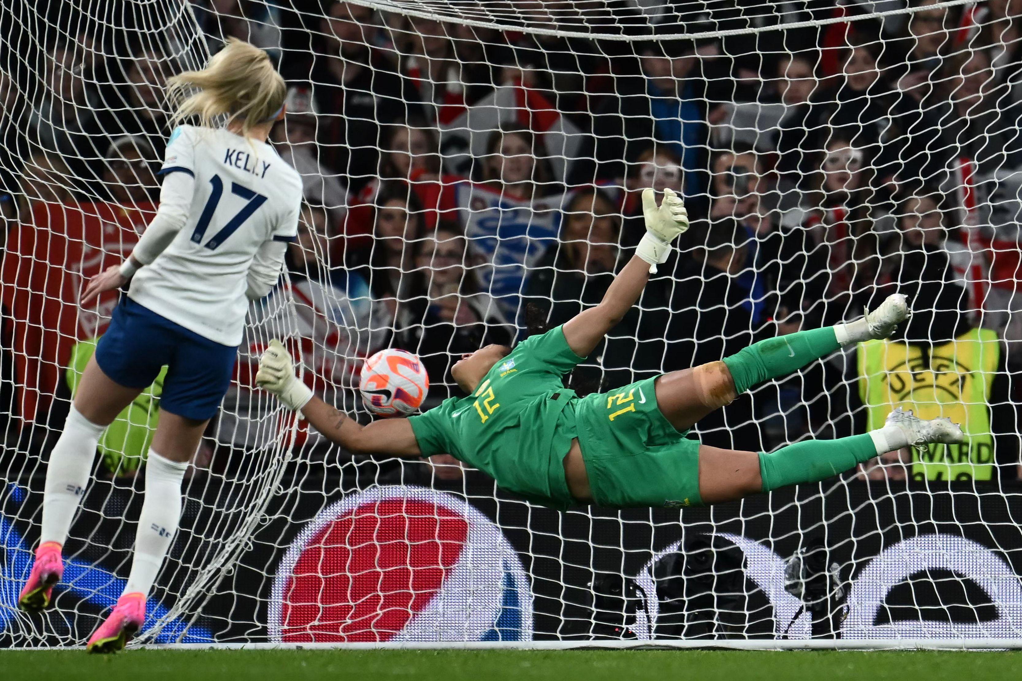 Paris Saint-Germain salva empate com pênalti polêmico contra o