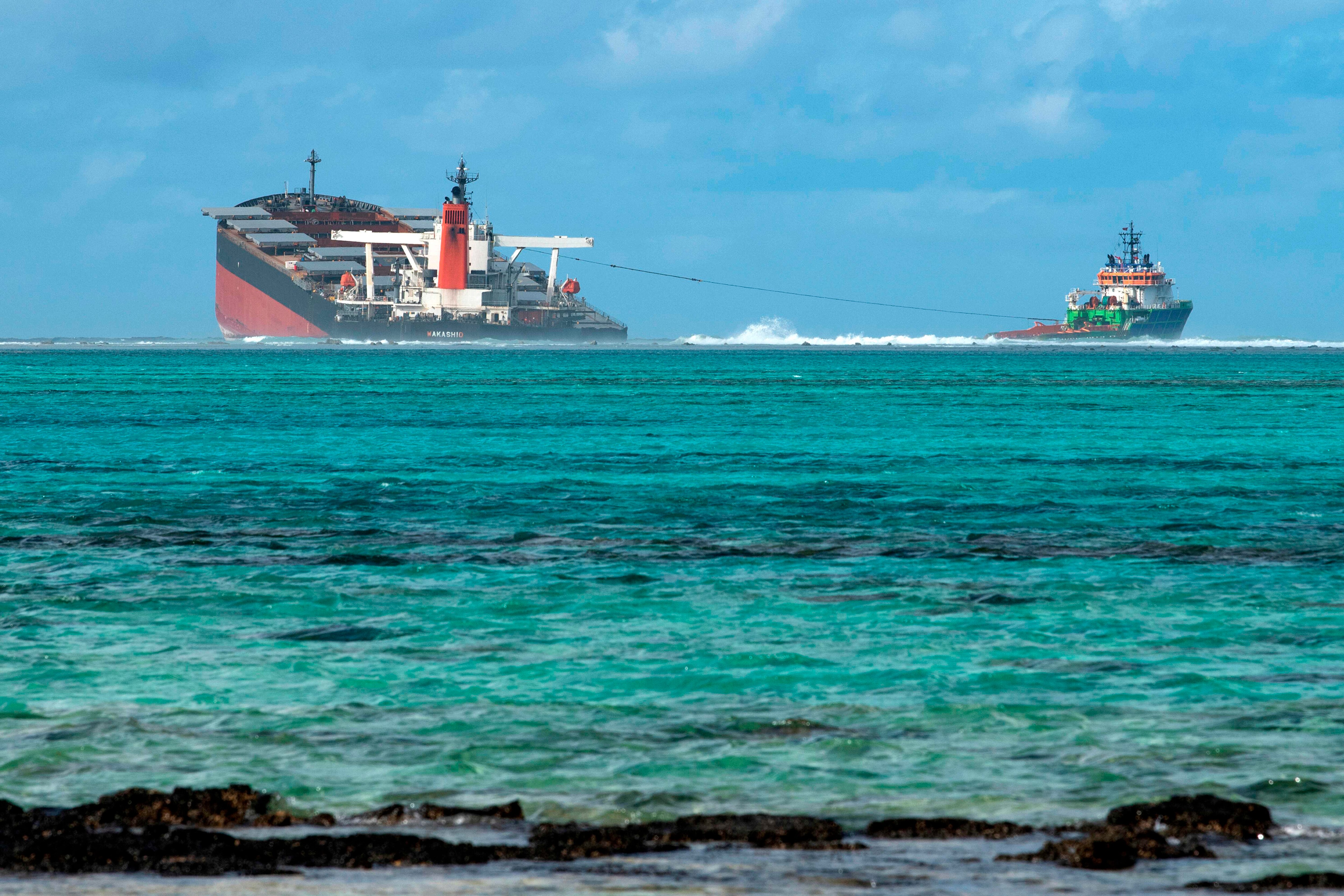 Navio encalhado nas Ilhas Maurício se parte em dois e provoca