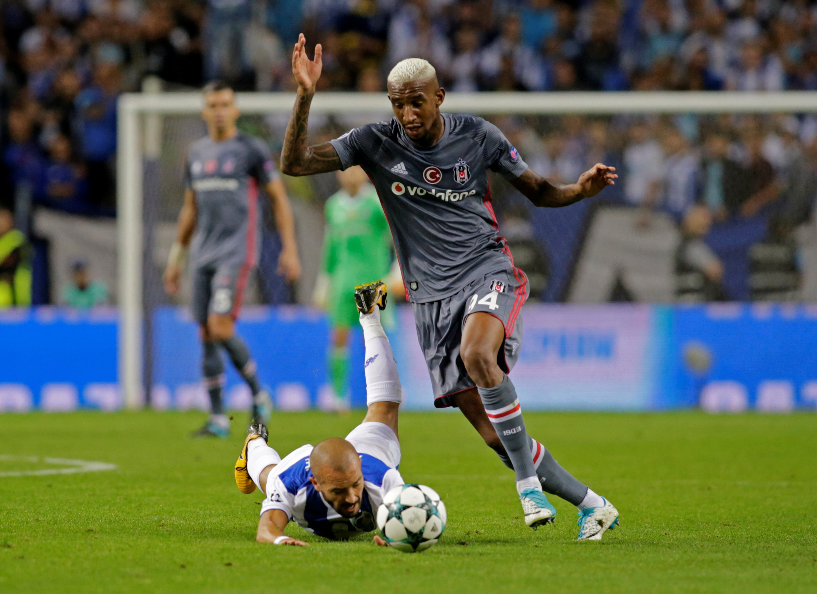 Besiktas bate RB Leipzig com gol de Talisca e lidera grupo; Porto atropela  Monaco