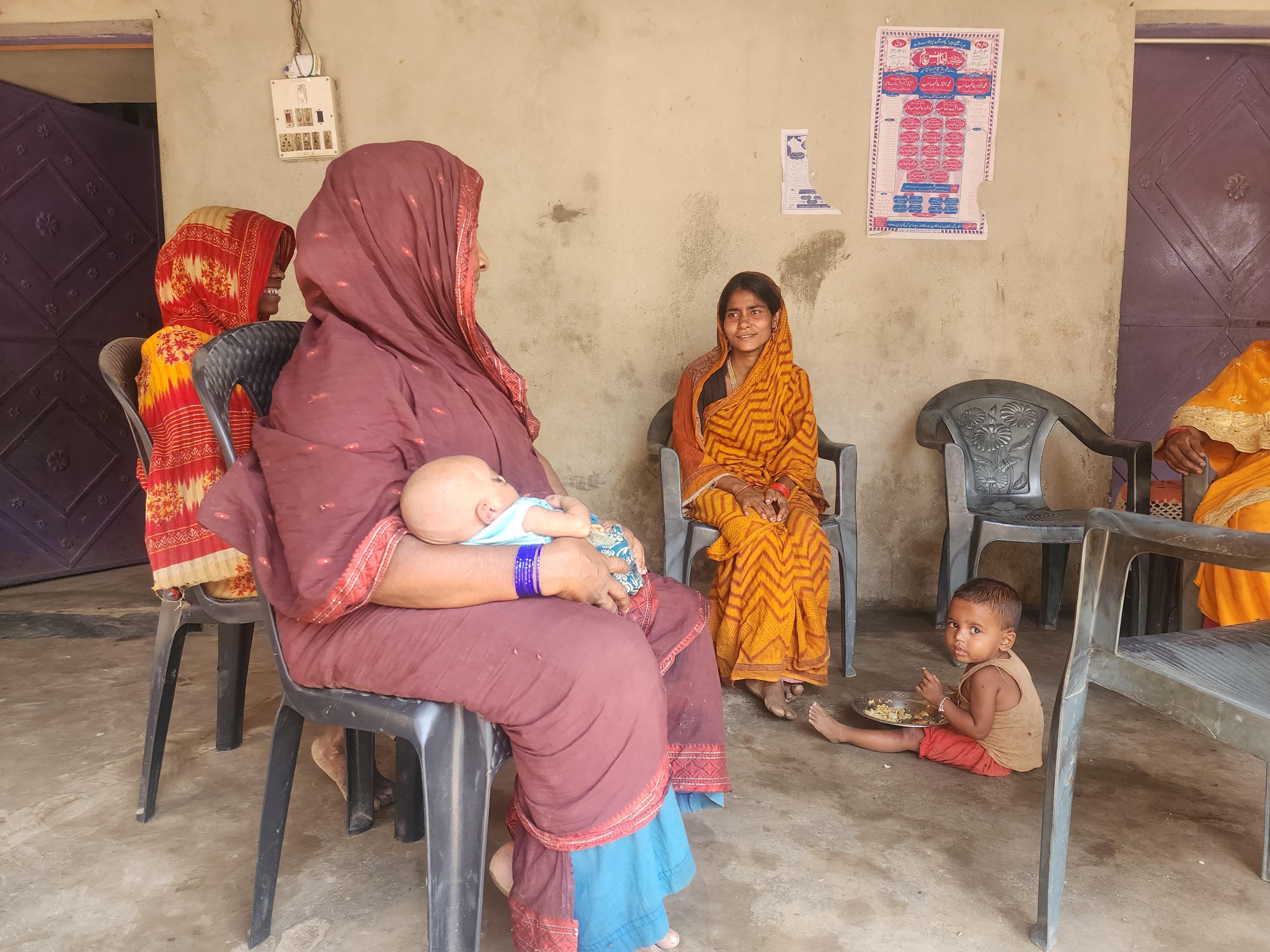 Parveen Begum, mãe de 11 filhos, cuida de seu último bebê: natural de um Estado do norte do país, ela nunca teve acesso a contraceptivos nem a planejamento familiar 